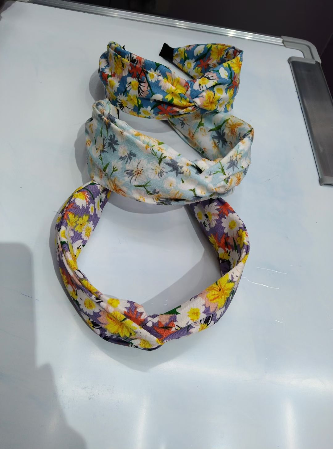 The fashionable fabric is versatile for going out. The fresh and simple hairband is crossed and tied