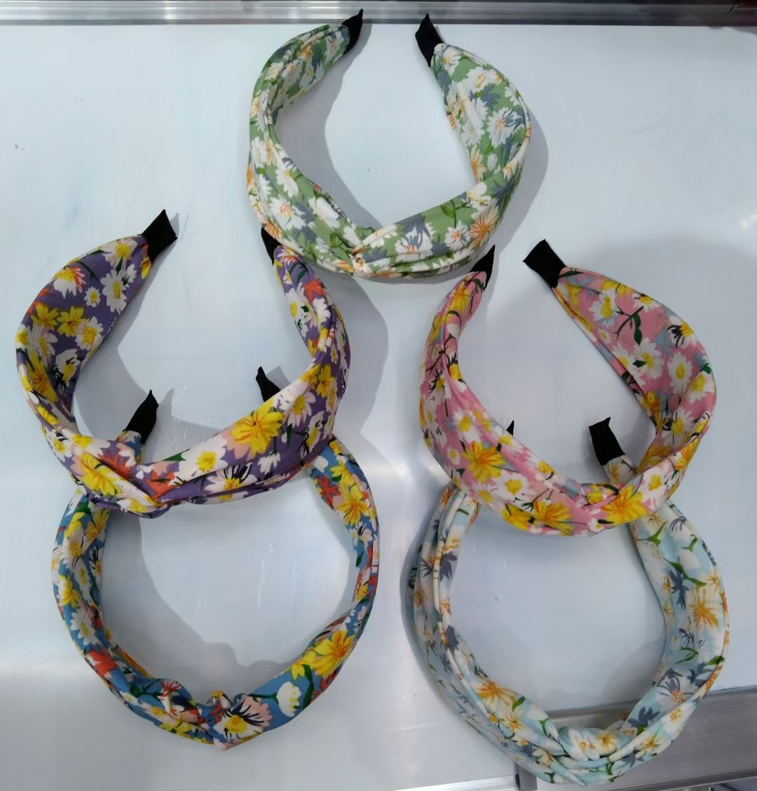 The fashionable fabric is versatile for going out. The fresh and simple hairband is crossed and tied details Picture