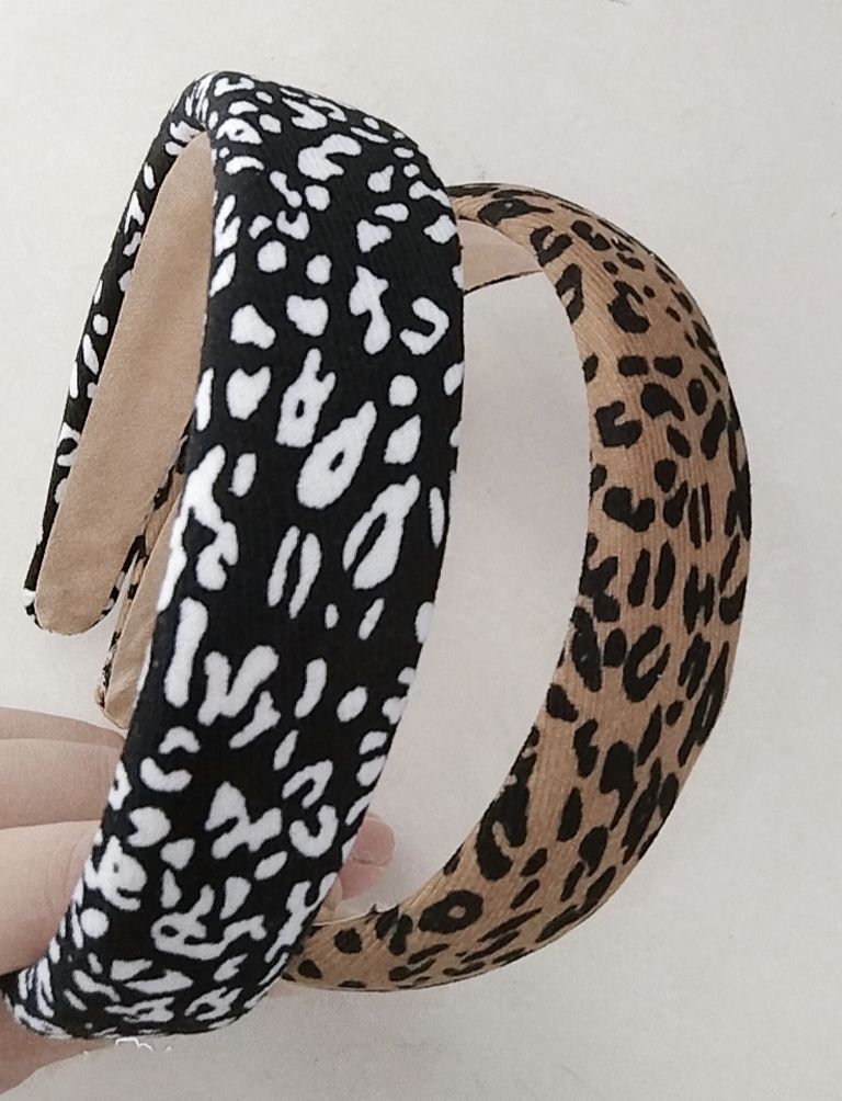 Autumn and winter collection: Full coverage hair band made of brushed fabric and leopard print sponge