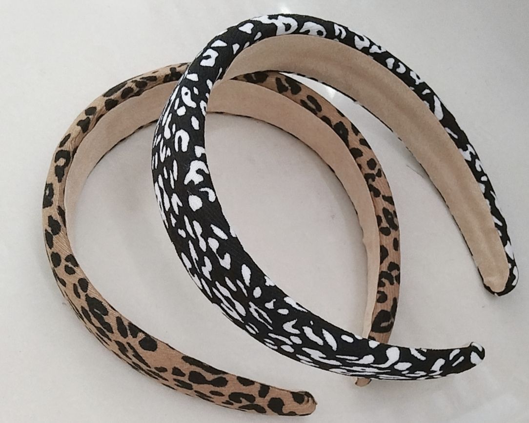 Autumn and winter collection: Full coverage hair band made of brushed fabric and leopard print sponge details Picture