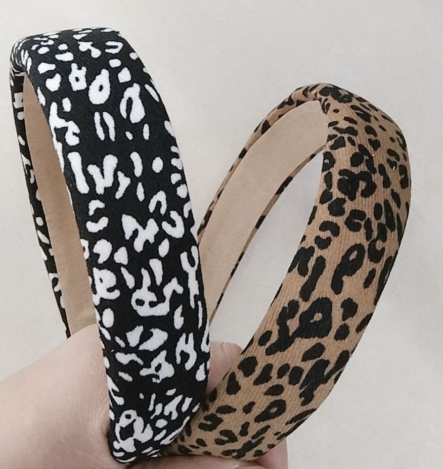 Autumn and winter collection: Full coverage hair band made of brushed fabric and leopard print sponge Application Scenario