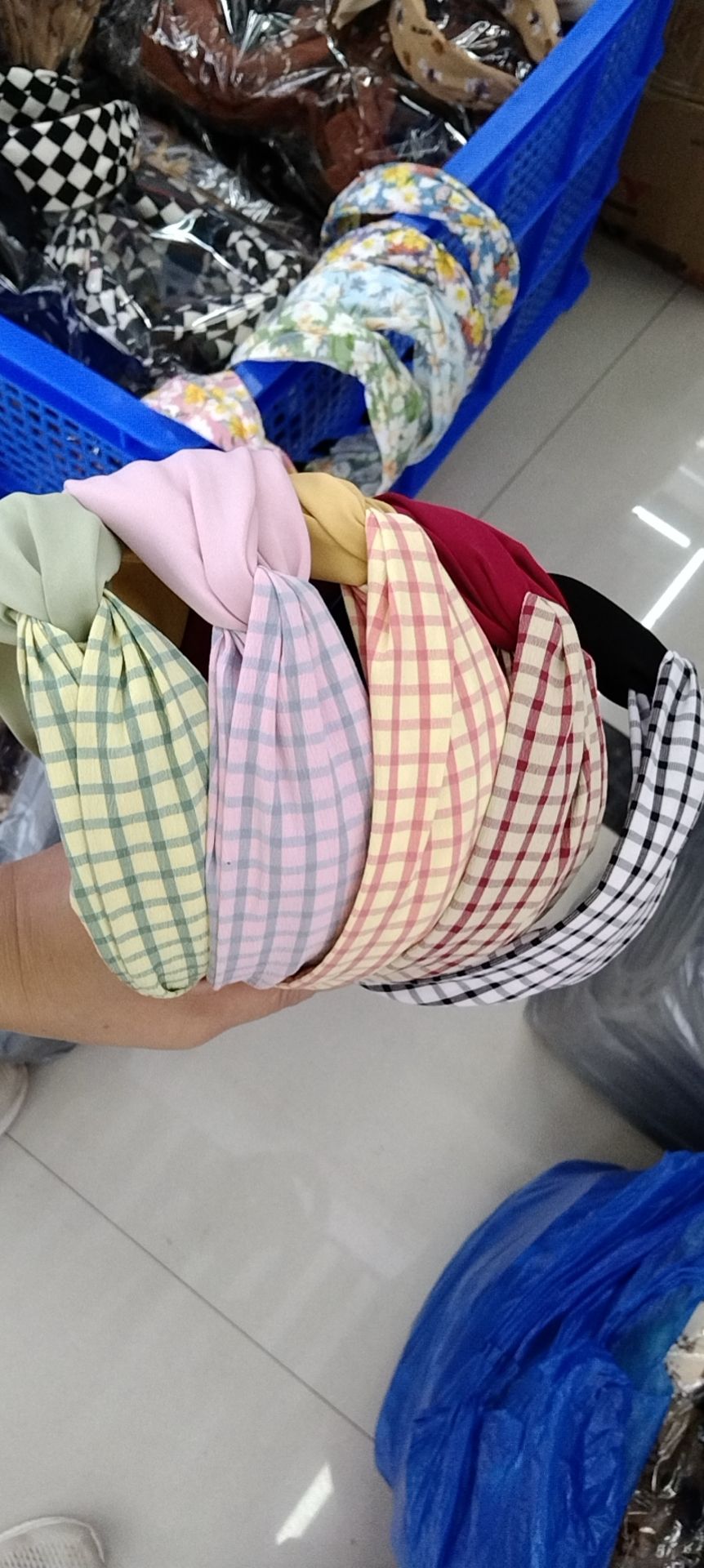 A Korean-style fashionable fabric two-color checkered wide-edge hairband with a cross knot