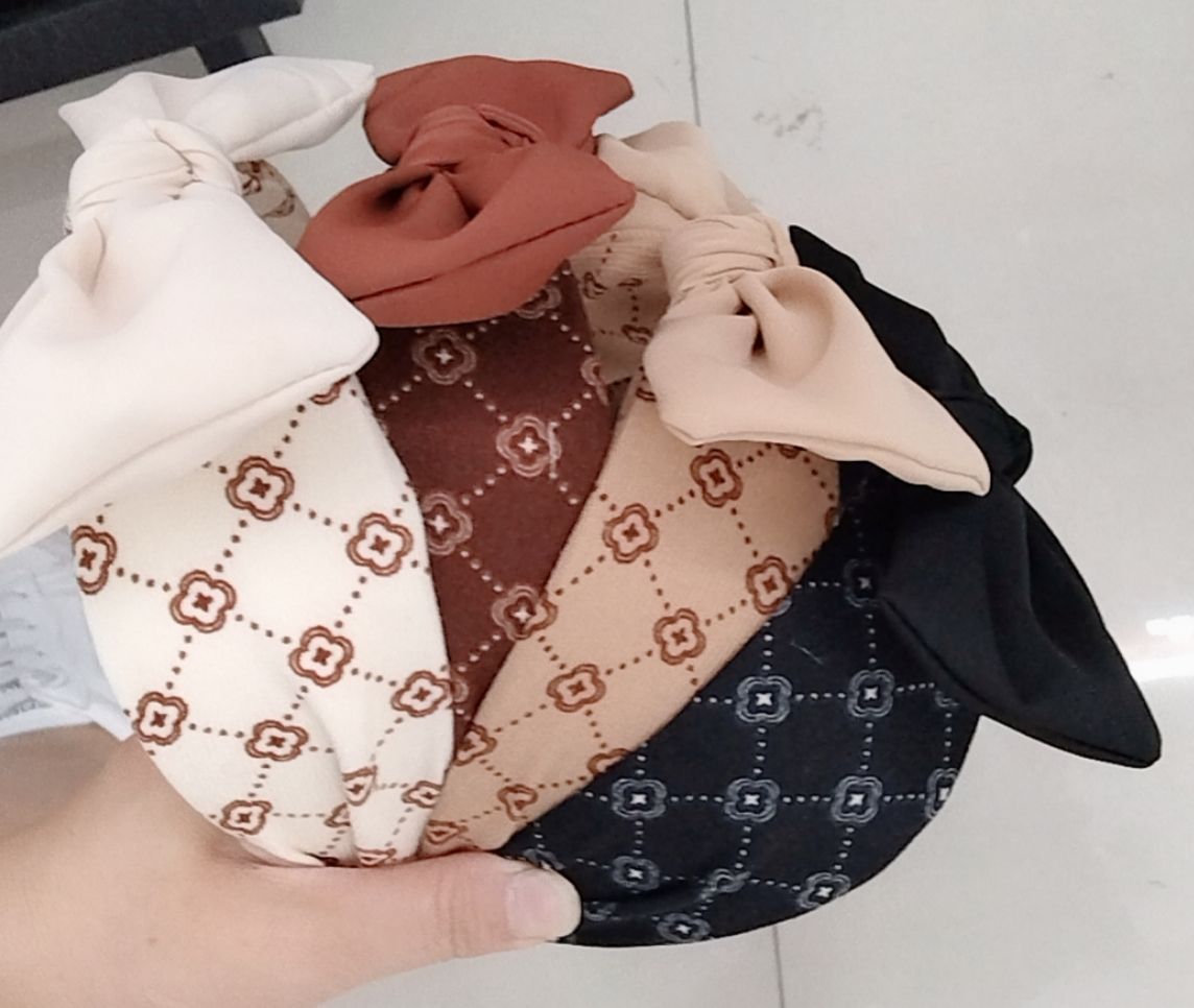 The cute girl's autumn and winter collection features a brushed fabric four-leaf clover wide-edge headband with a bow. It's super fairy-like details Picture
