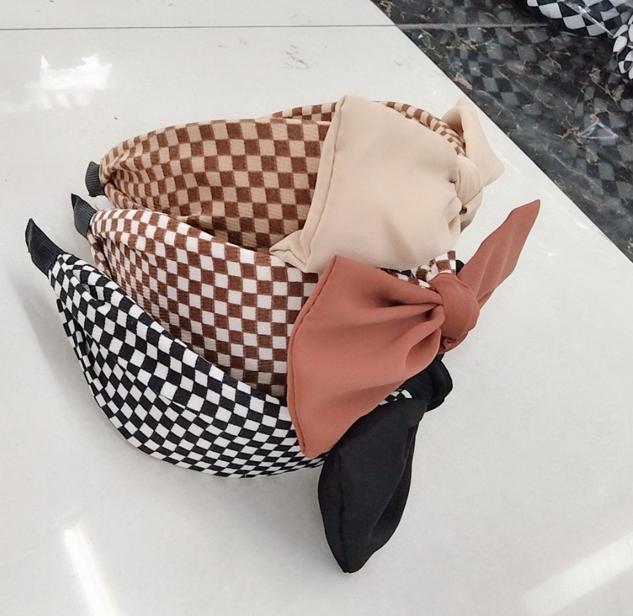 The cute girl's autumn and winter collection features a small checkered wide-brimmed hairband with a bow, looking like a fairy Specification image