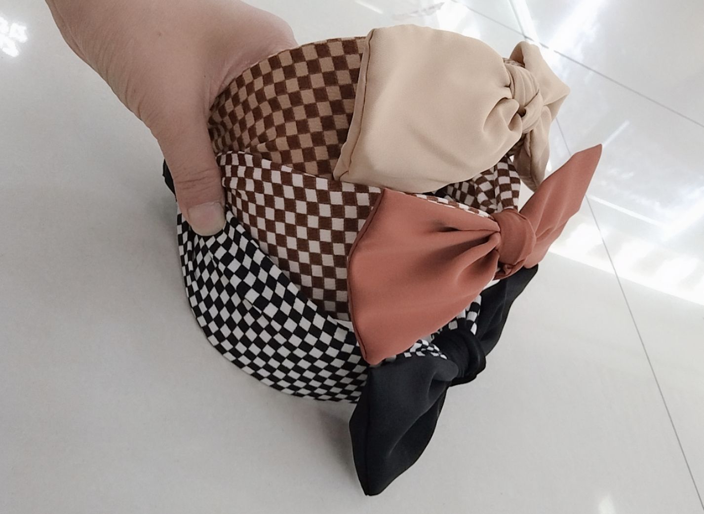 The cute girl's autumn and winter collection features a small checkered wide-brimmed hairband with a bow, looking like a fairy Item Picture
