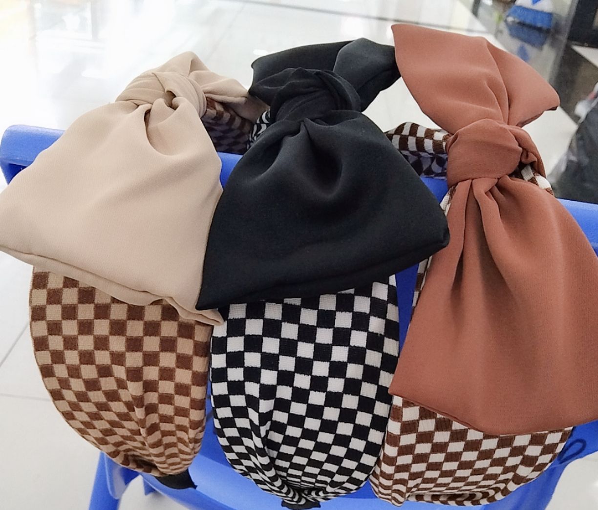 The cute girl's autumn and winter collection features a small checkered wide-brimmed hairband with a bow, looking like a fairy details Picture