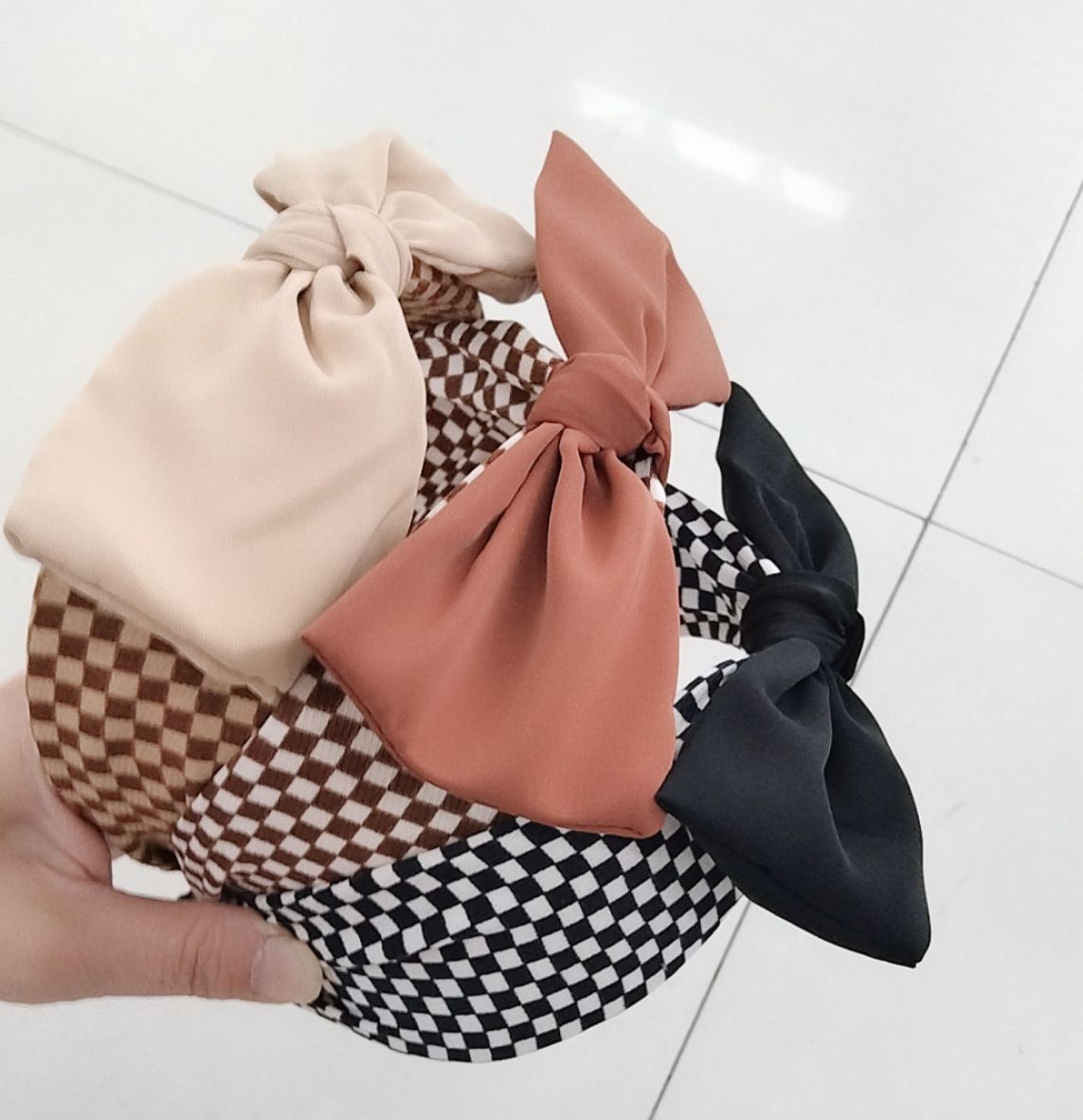 The cute girl's autumn and winter collection features a small checkered wide-brimmed hairband with a bow, looking like a fairy Application Scenario