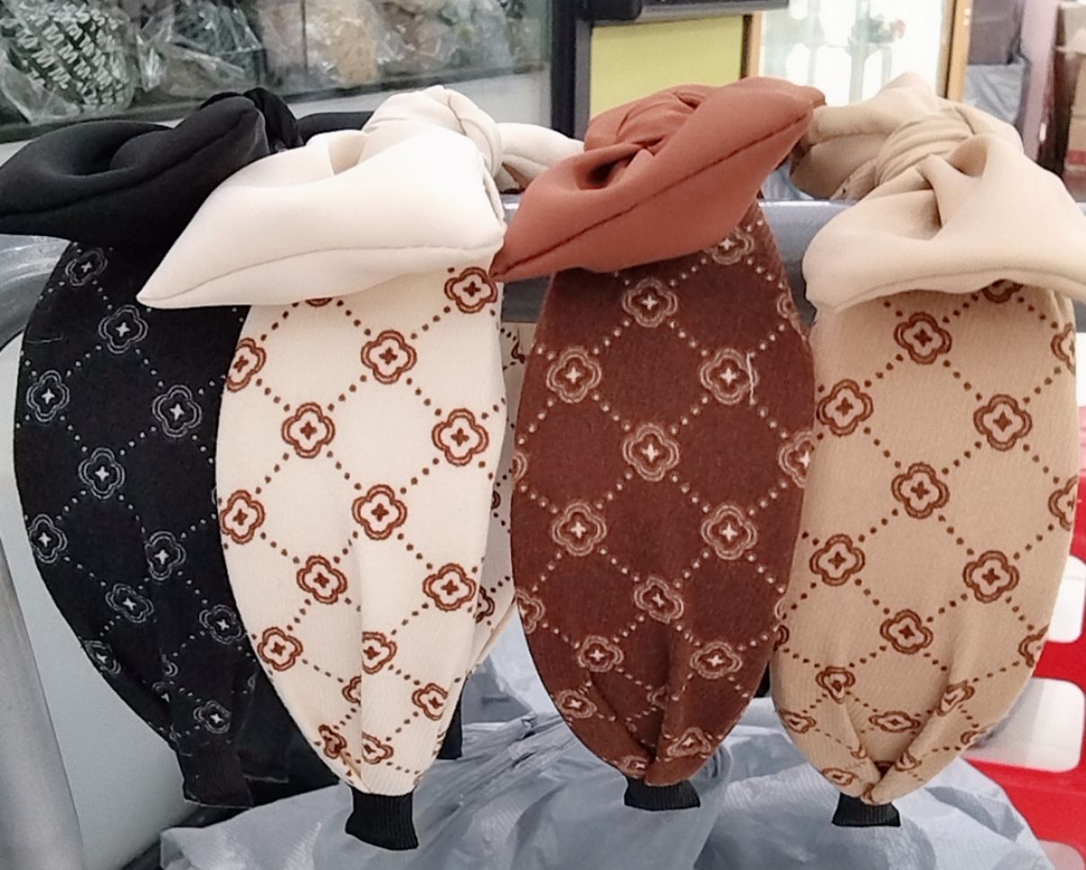 The cute girl's autumn and winter collection features a brushed fabric four-leaf clover wide-edge headband with a bow. It's super fairy-like