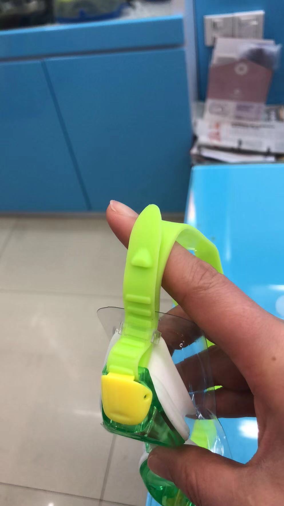 Children's silicone self-locking swimming goggles