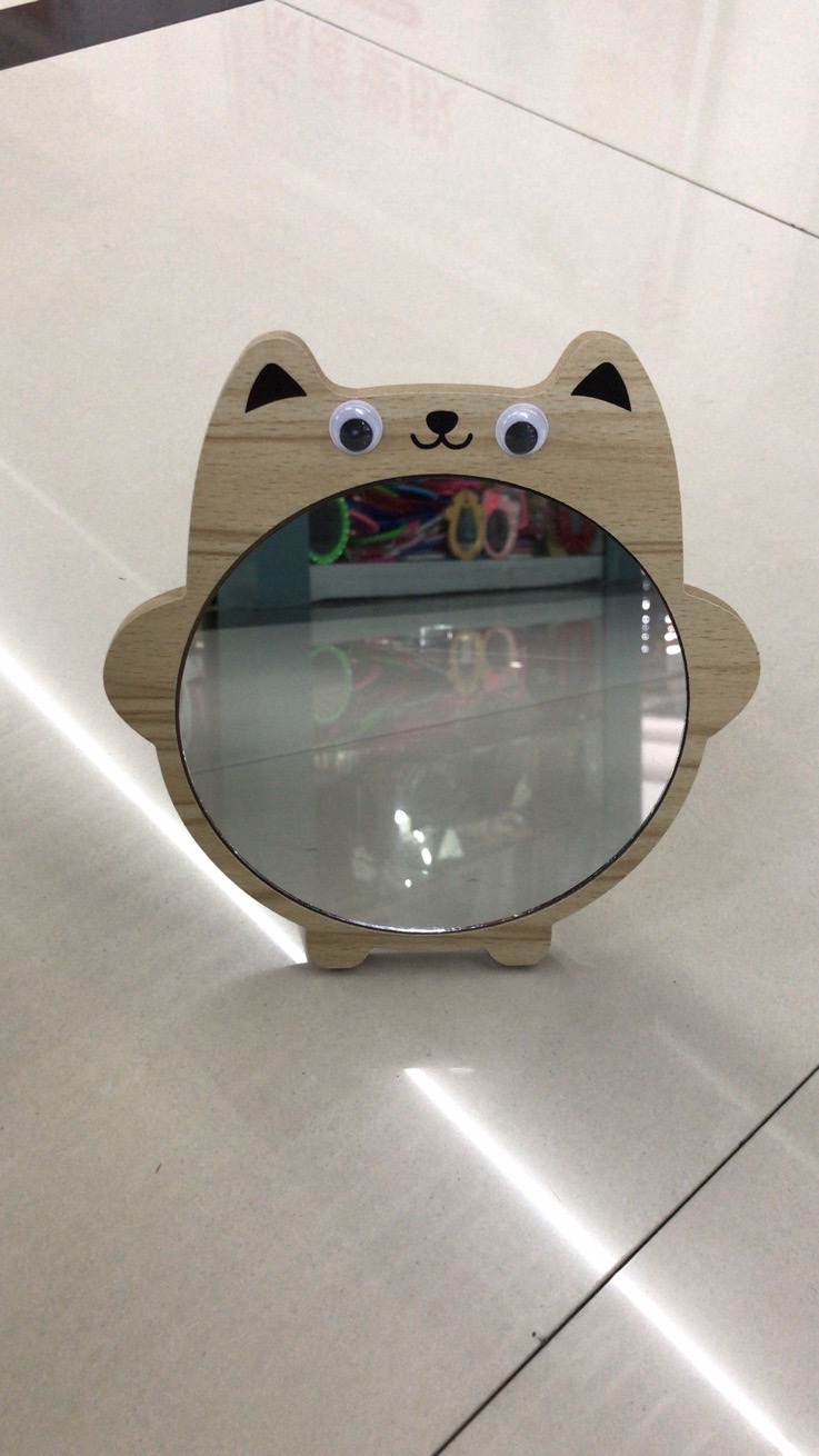 Wooden makeup mirror Application Scenario