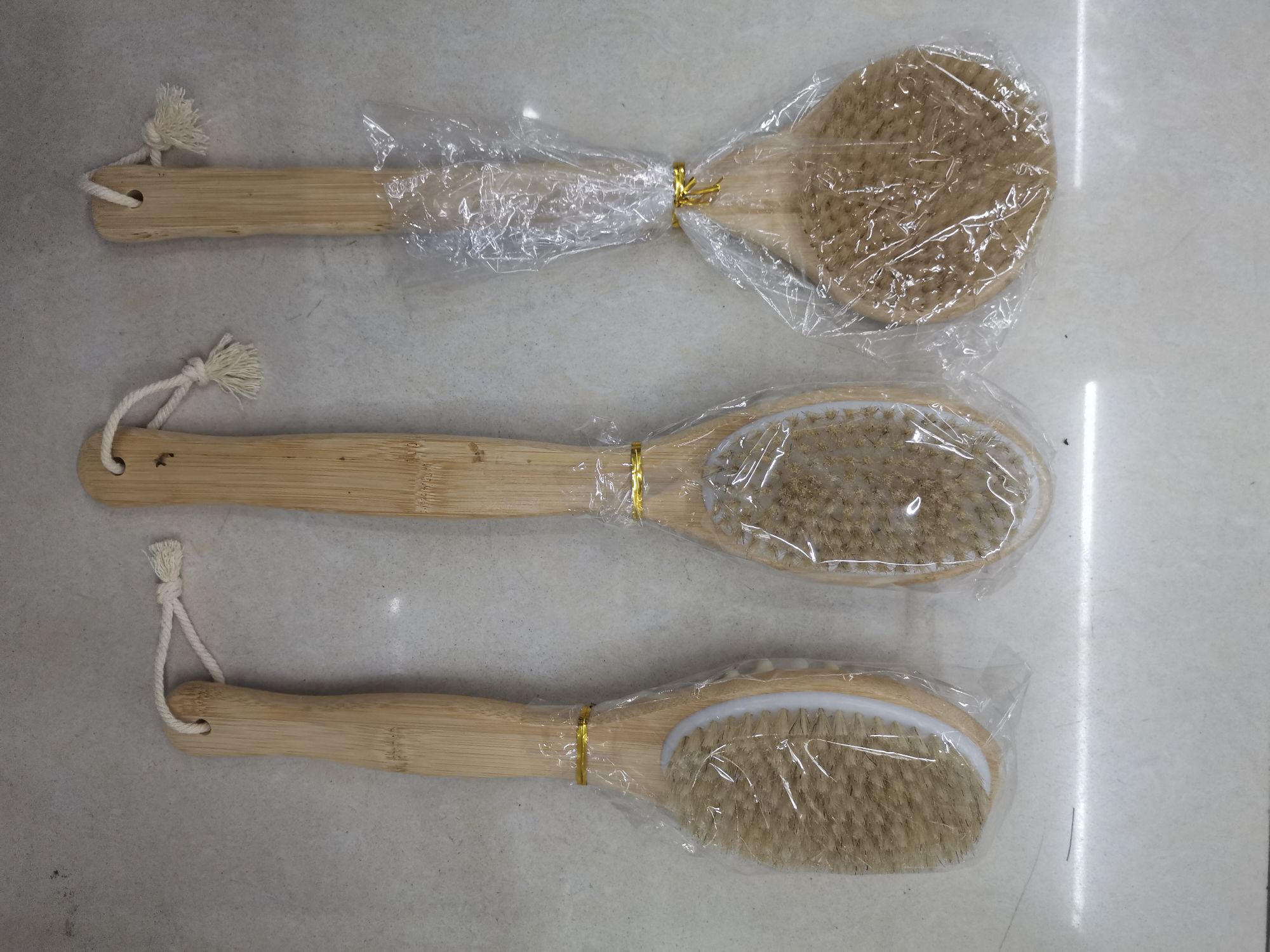 Long-handled bamboo bath brush, massage brush Application Scenario
