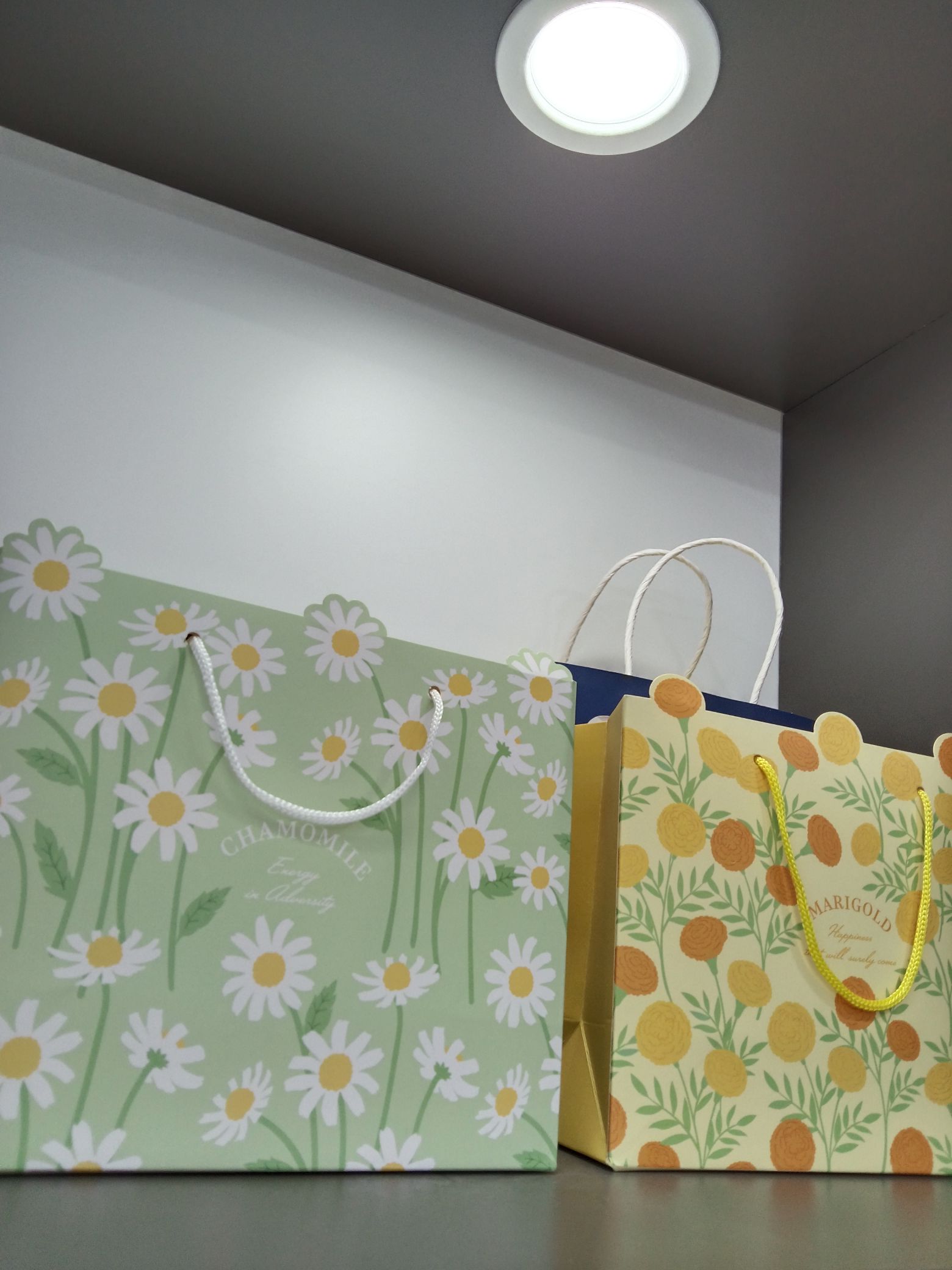 White card printed handbag details Picture