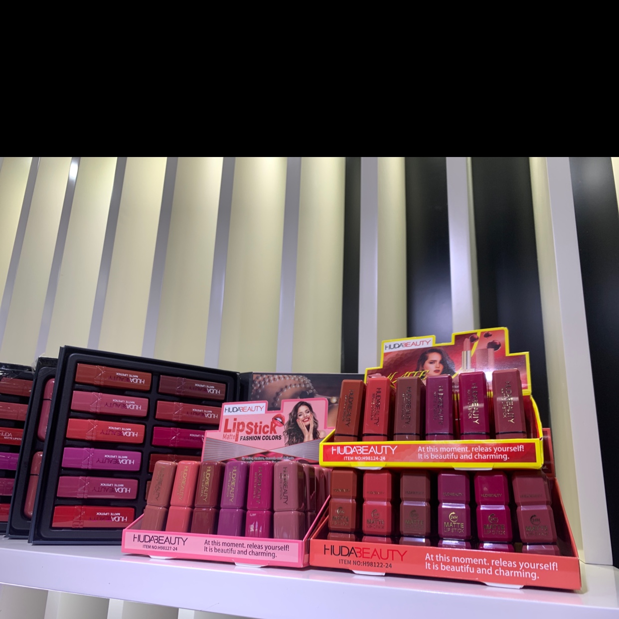 HUDA BEAUTY 口红细节图