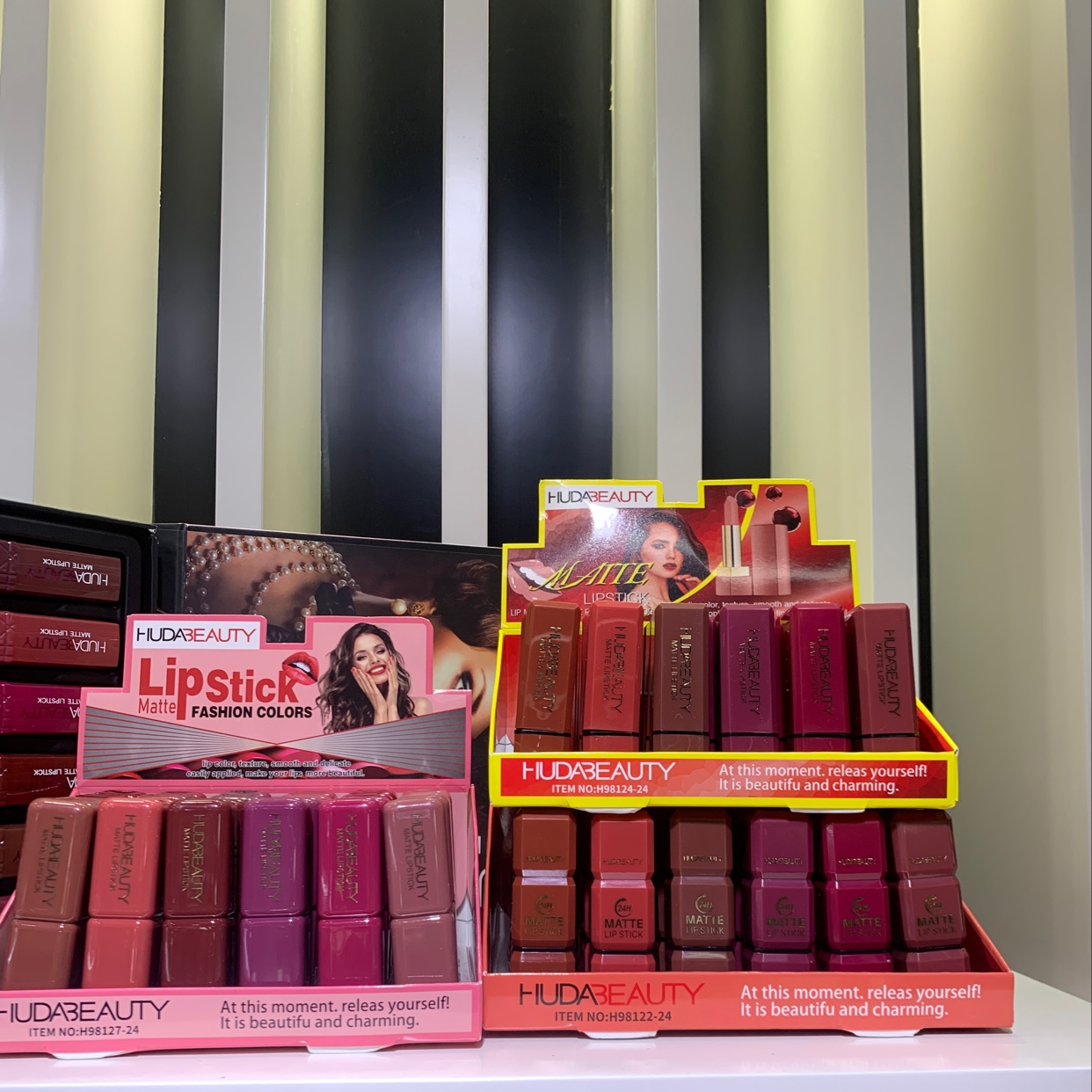HUDA BEAUTY 口红产品图