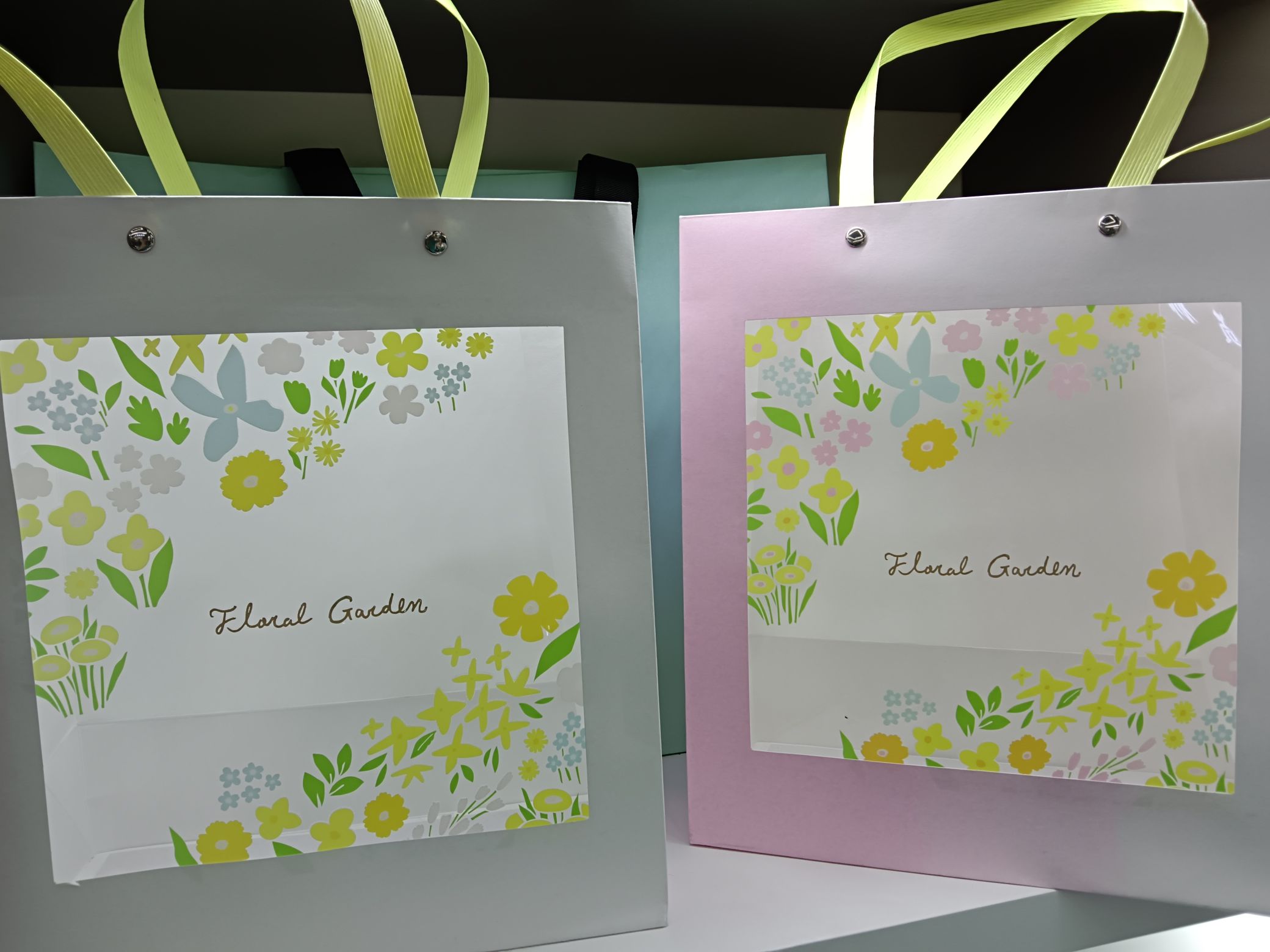 Customized special paper handbags