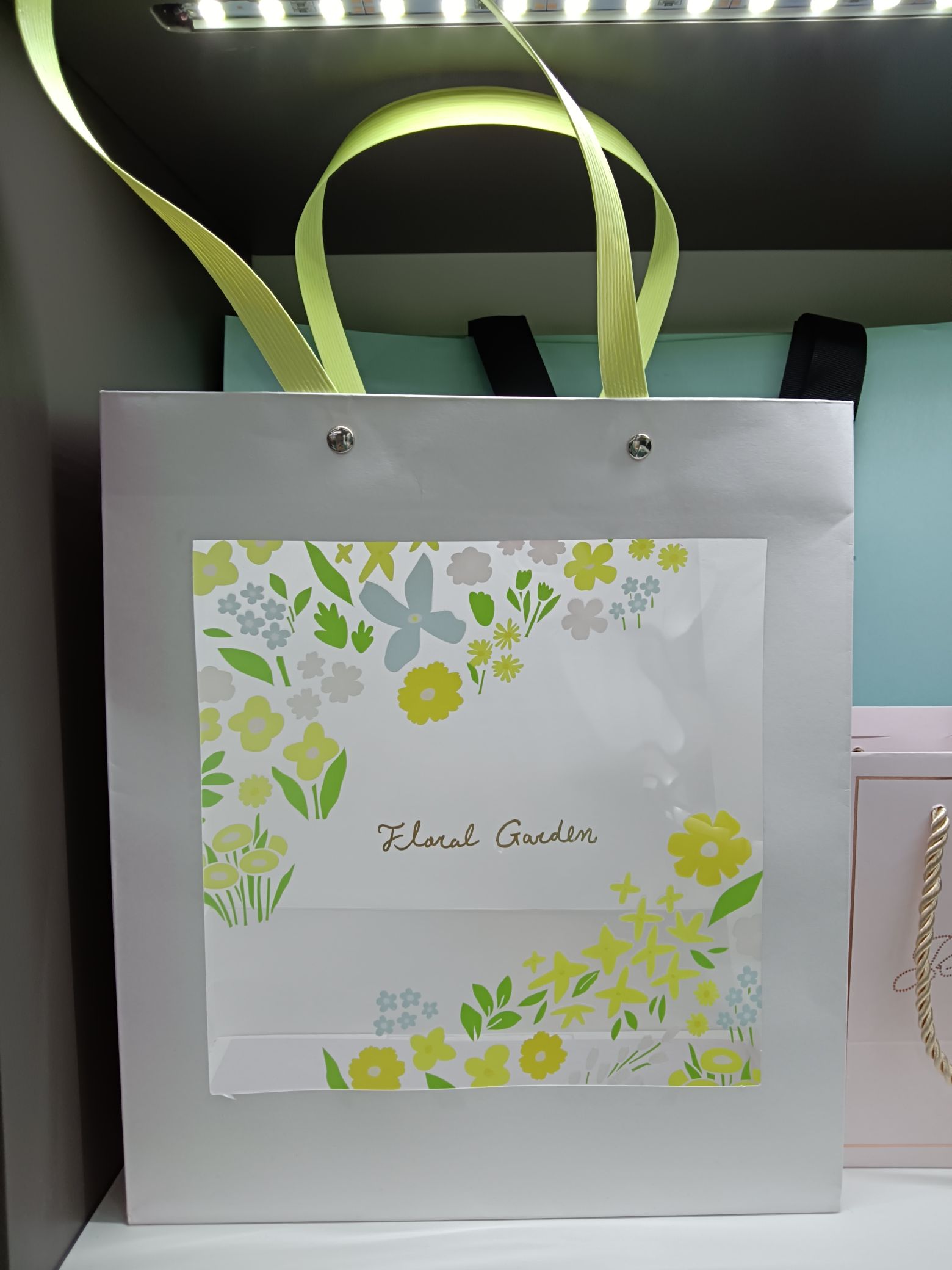 Customized special paper handbags Application Scenario