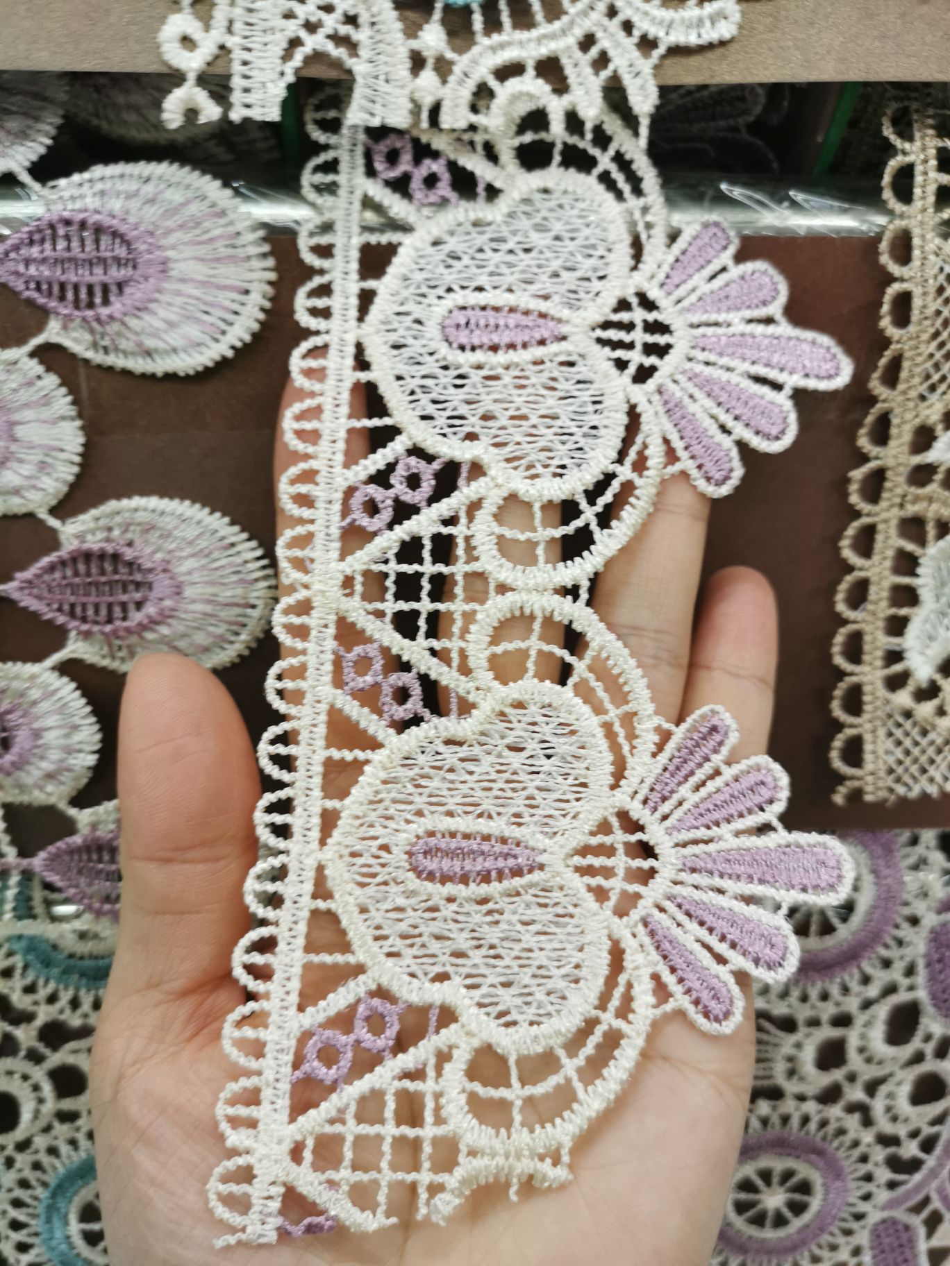 Polyester-polyester two-color lace water-soluble embroidery Specification image