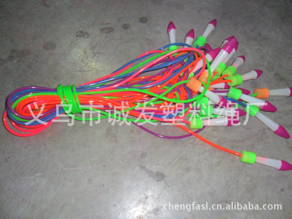 塑胶PVC儿童跳绳 螺纹跳绳。果冻色跳绳。图