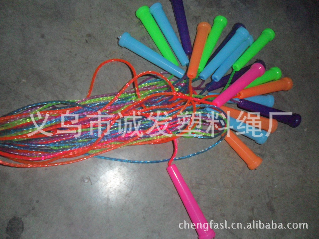 塑胶PVC儿童跳绳 螺纹跳绳。果冻色跳绳产品图