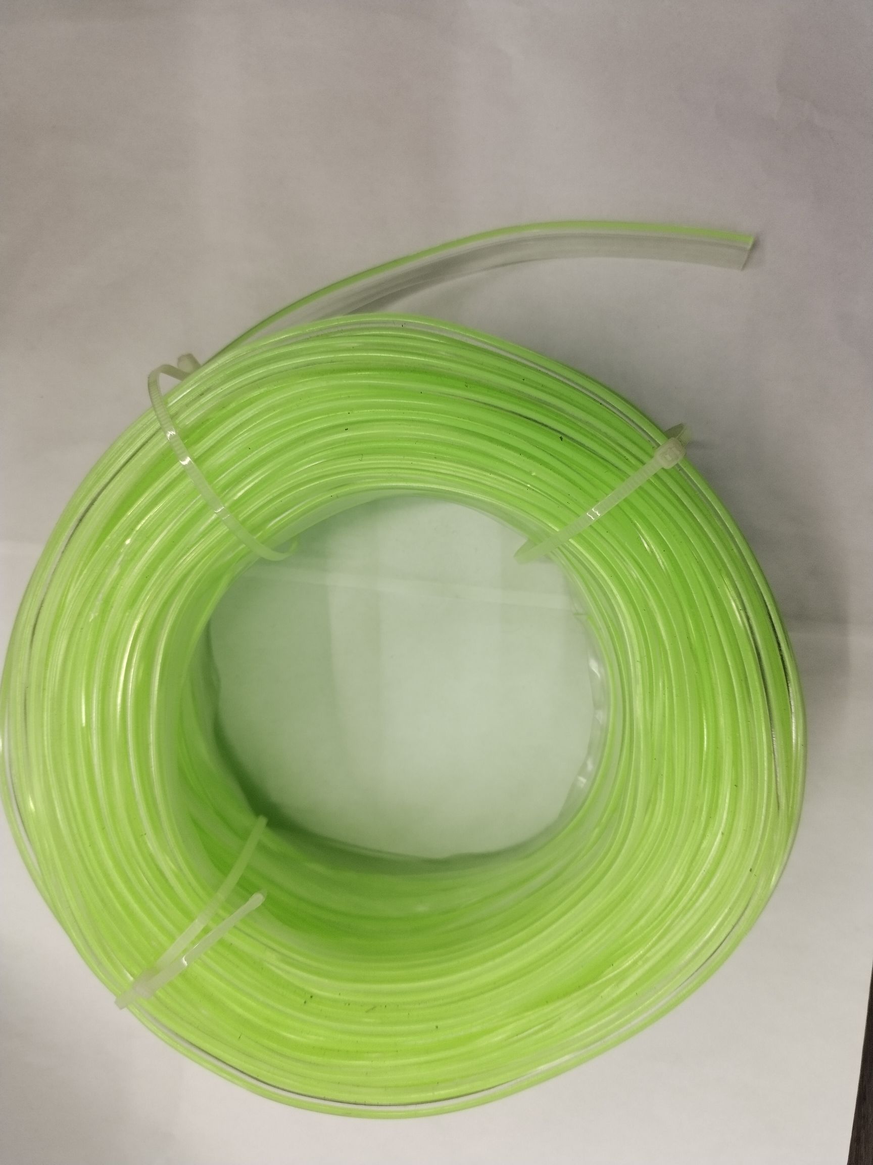 P型箱包骨条 塑料条 T型条 异形条。白底实物图