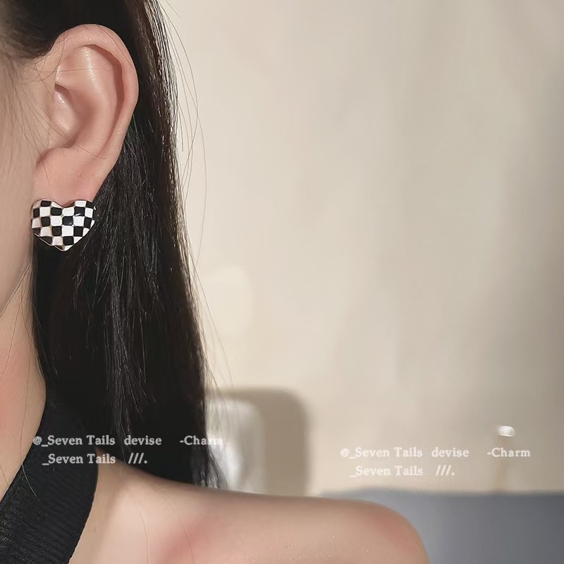 爱心棋盘格耳环秋冬耳钉2021年新款潮特别小众设计感气质高级耳饰详情图2