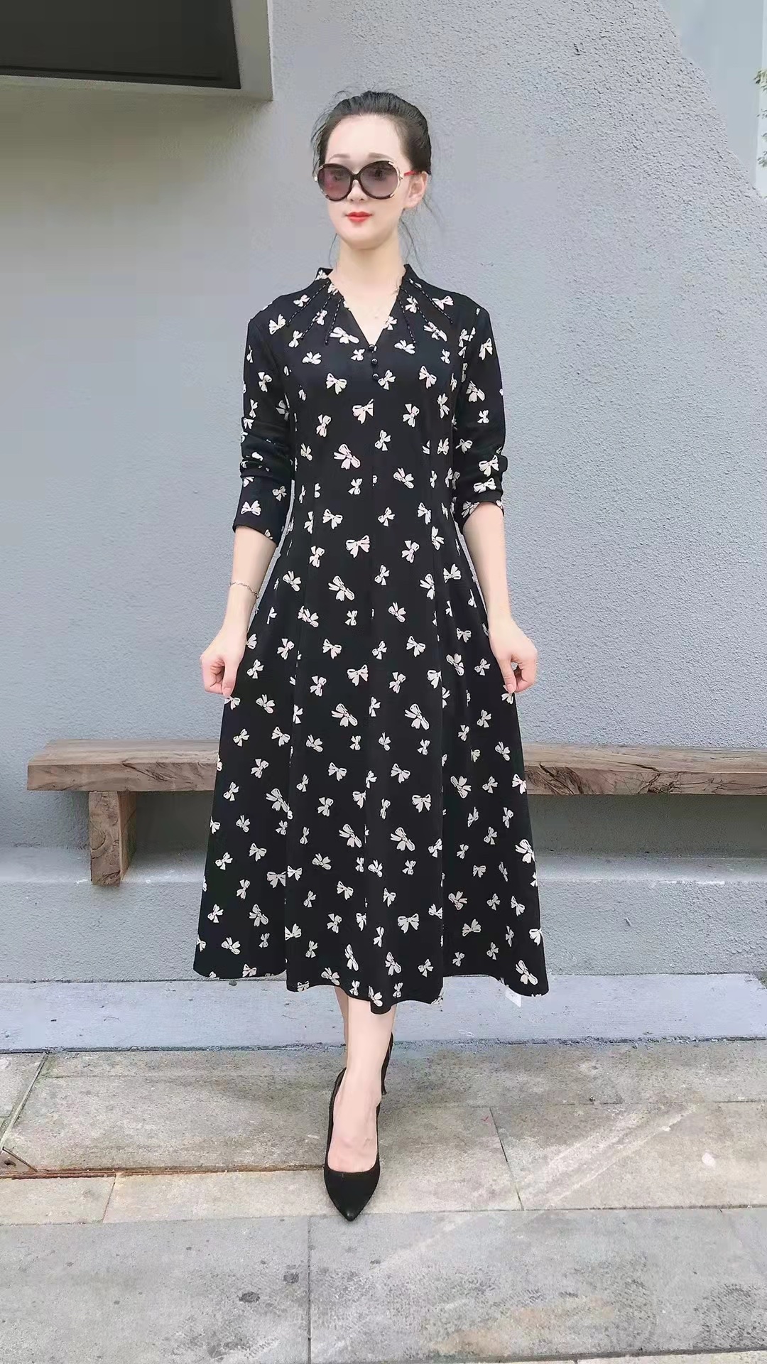 New spring and autumn fashion trend waist-cinching black and white floral dress details Picture