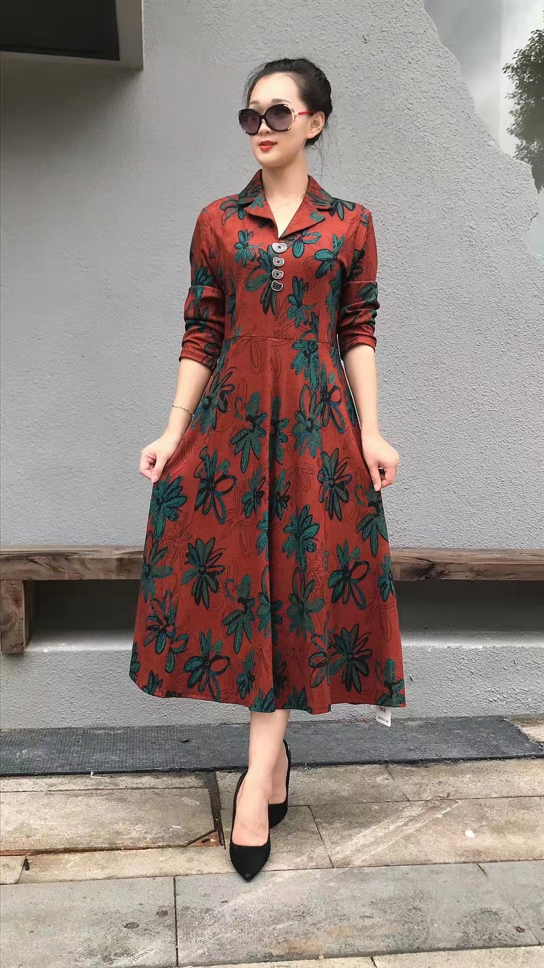 New fashionable and trendy waist-cinching dresses for spring and autumn