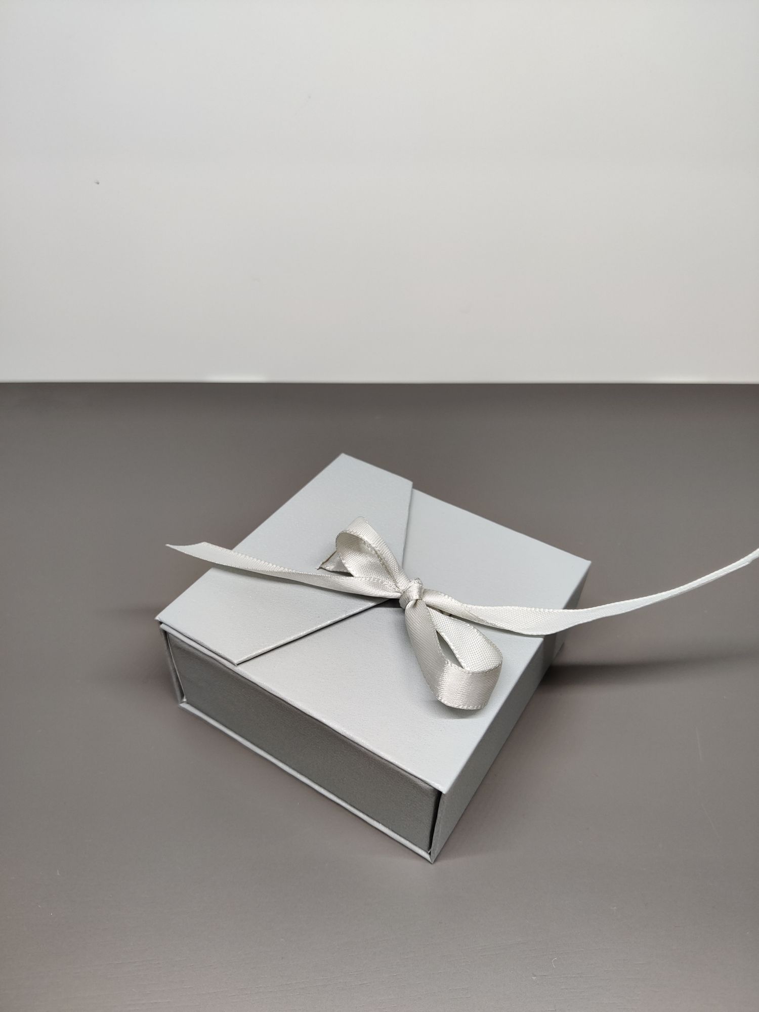 Factory direct sales of high-end ribbon gift boxes Specification image