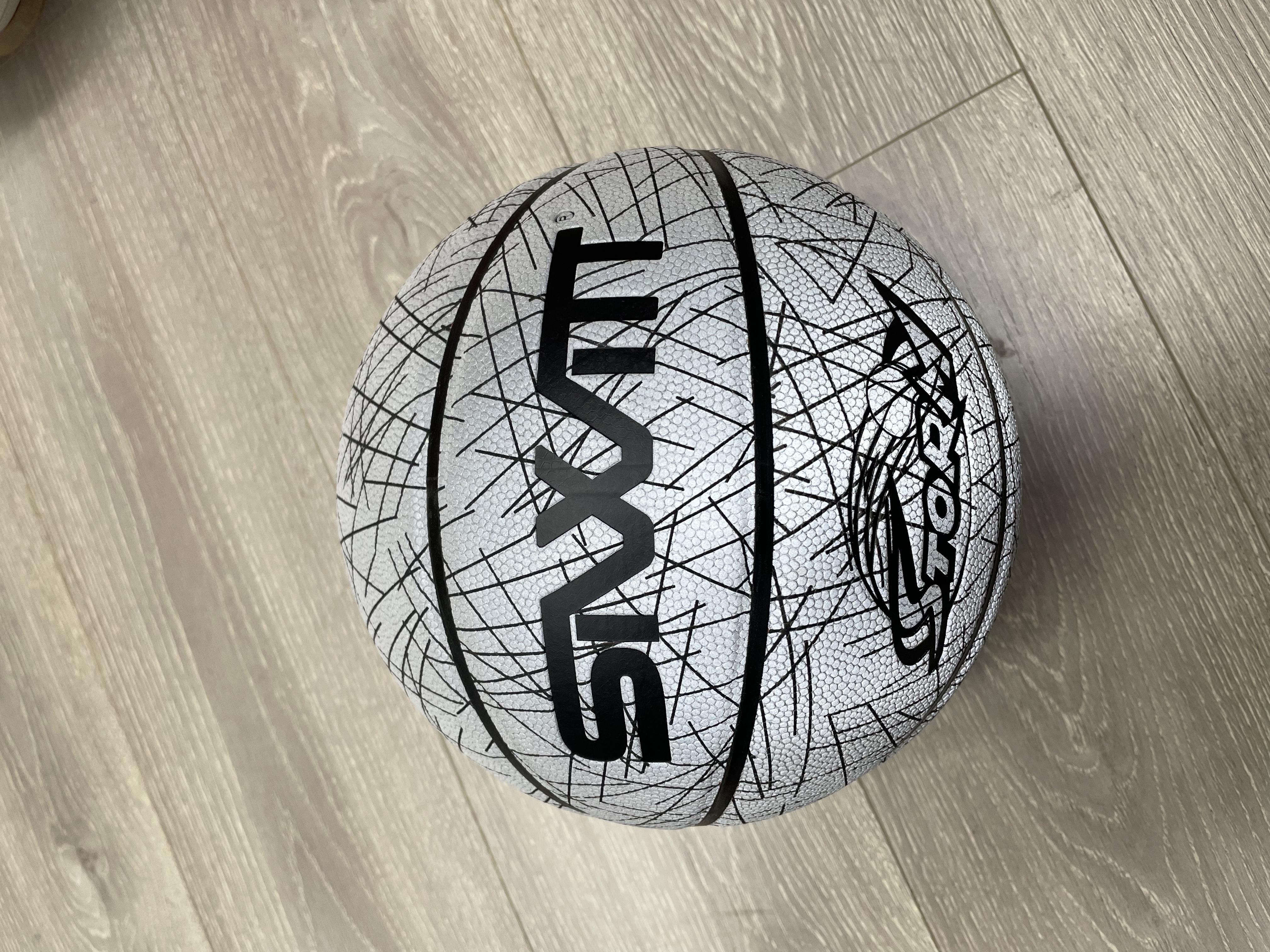 No. 7 reflective basketball, super-fine leather, butyl middle tire, suitable for both indoor and outdoor use Application Scenario