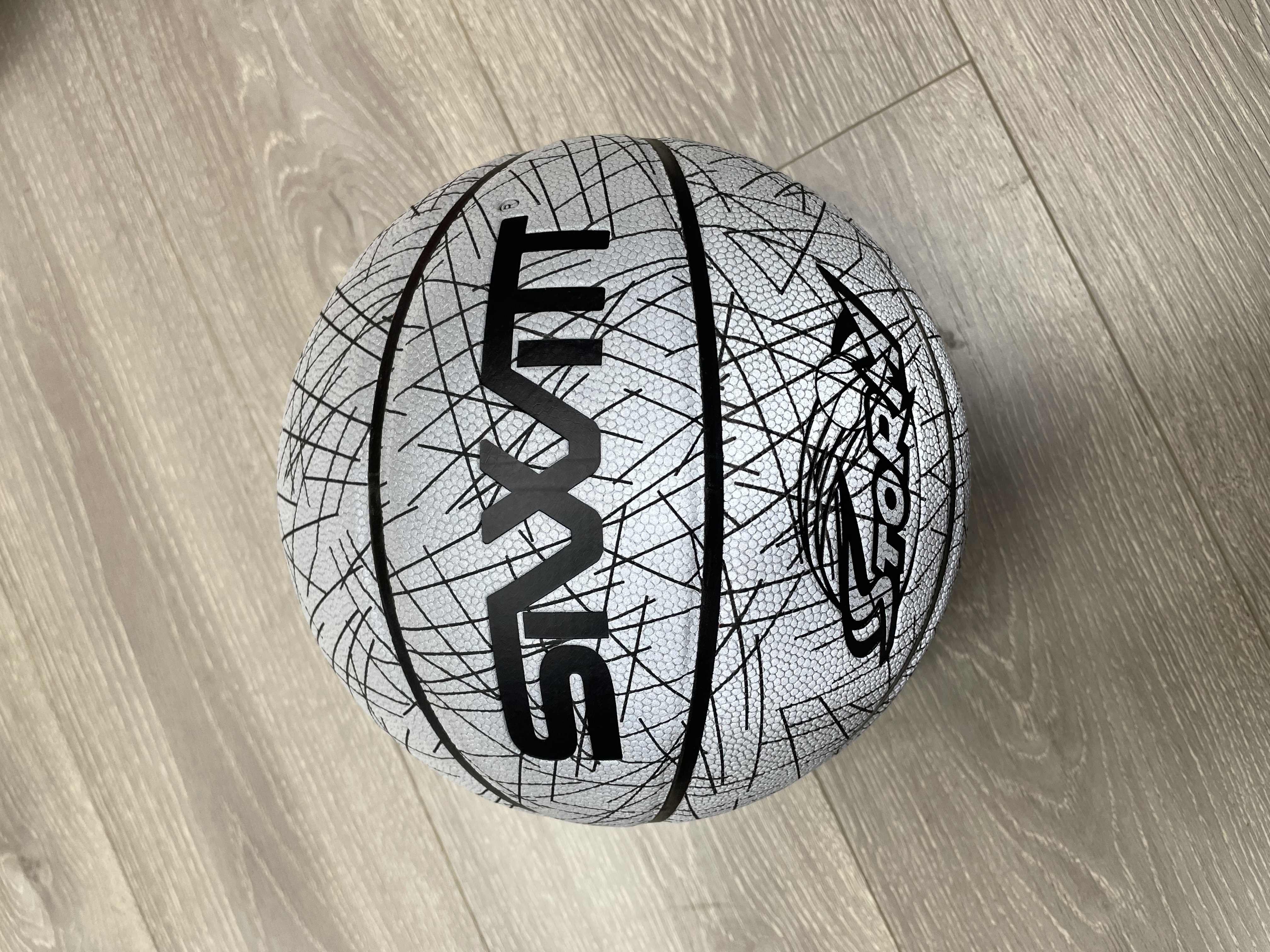 No. 7 reflective basketball, super-fine leather, butyl middle tire, suitable for both indoor and outdoor use detail image 3