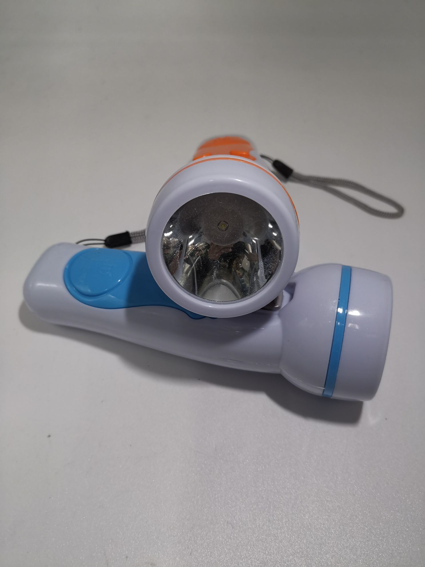 干电池手电筒细节图