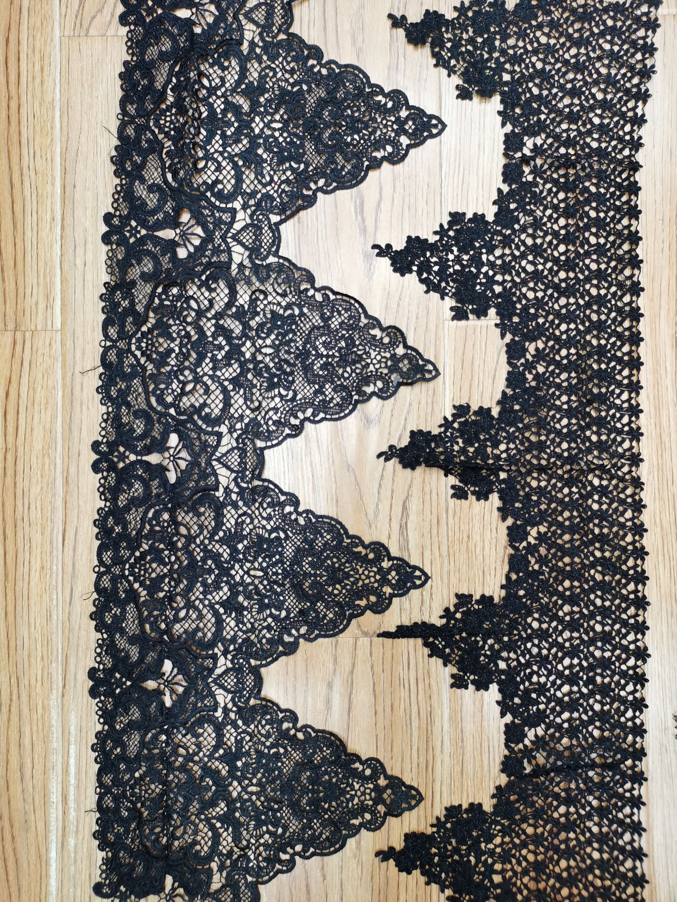 The headwear of the clothing is decorated with wide barcode lace details Picture