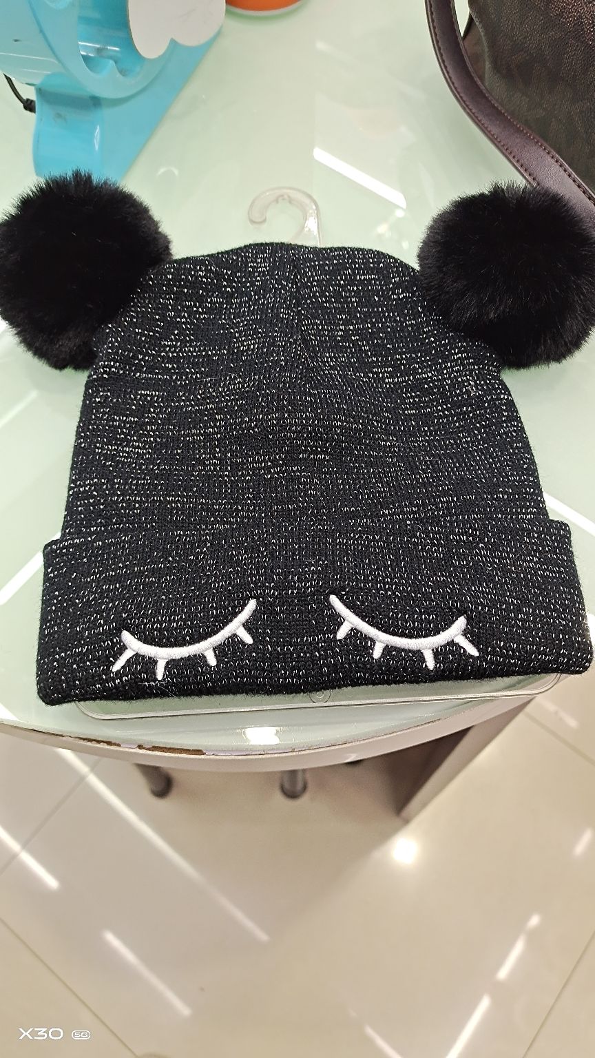 Gorra de punto de pestañas bordadas con 2 bolas Specification image