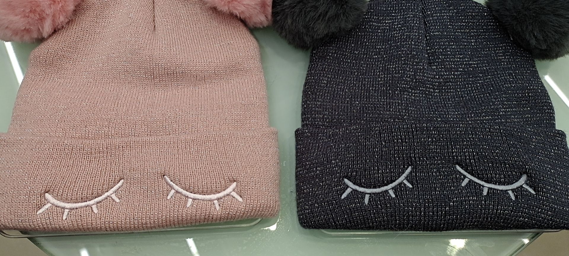 Gorra de punto de pestañas bordadas con 2 bolas Application Scenario