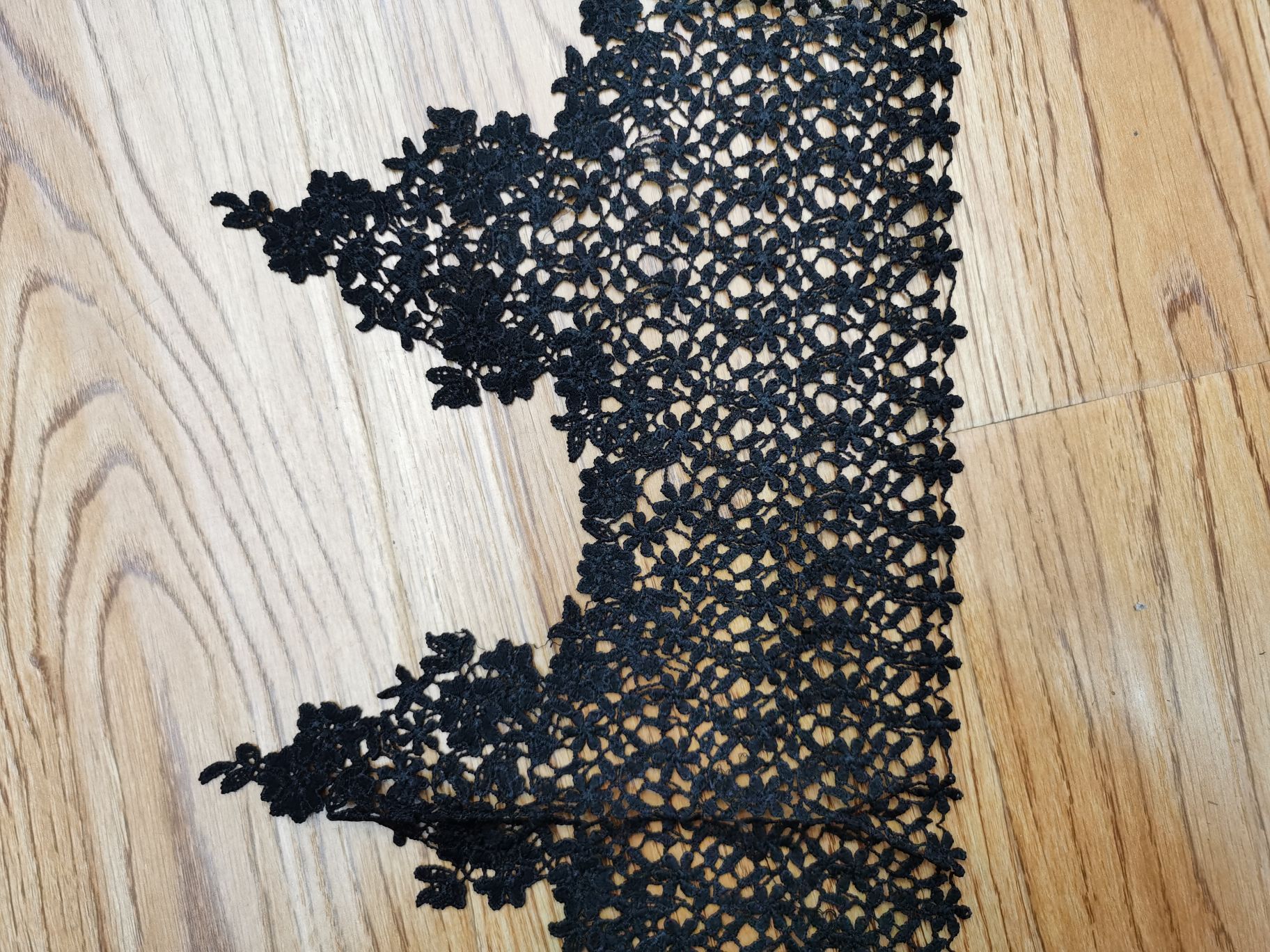 The headwear of the clothing is decorated with wide barcode lace