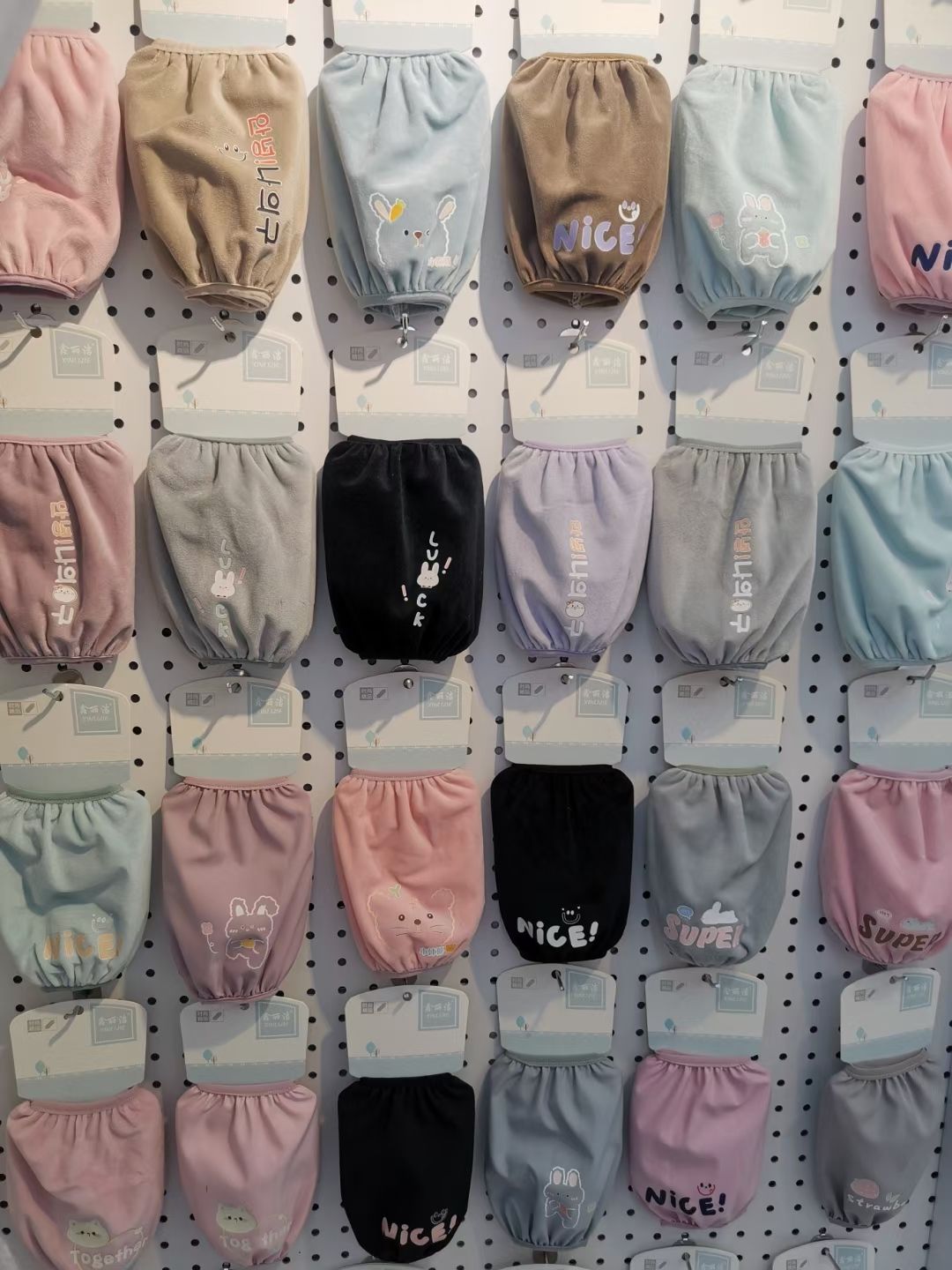 Winter waterproof sleeve covers are available in various colors and styles. Long oil-proof and stain-resistant sleeves for women details Picture