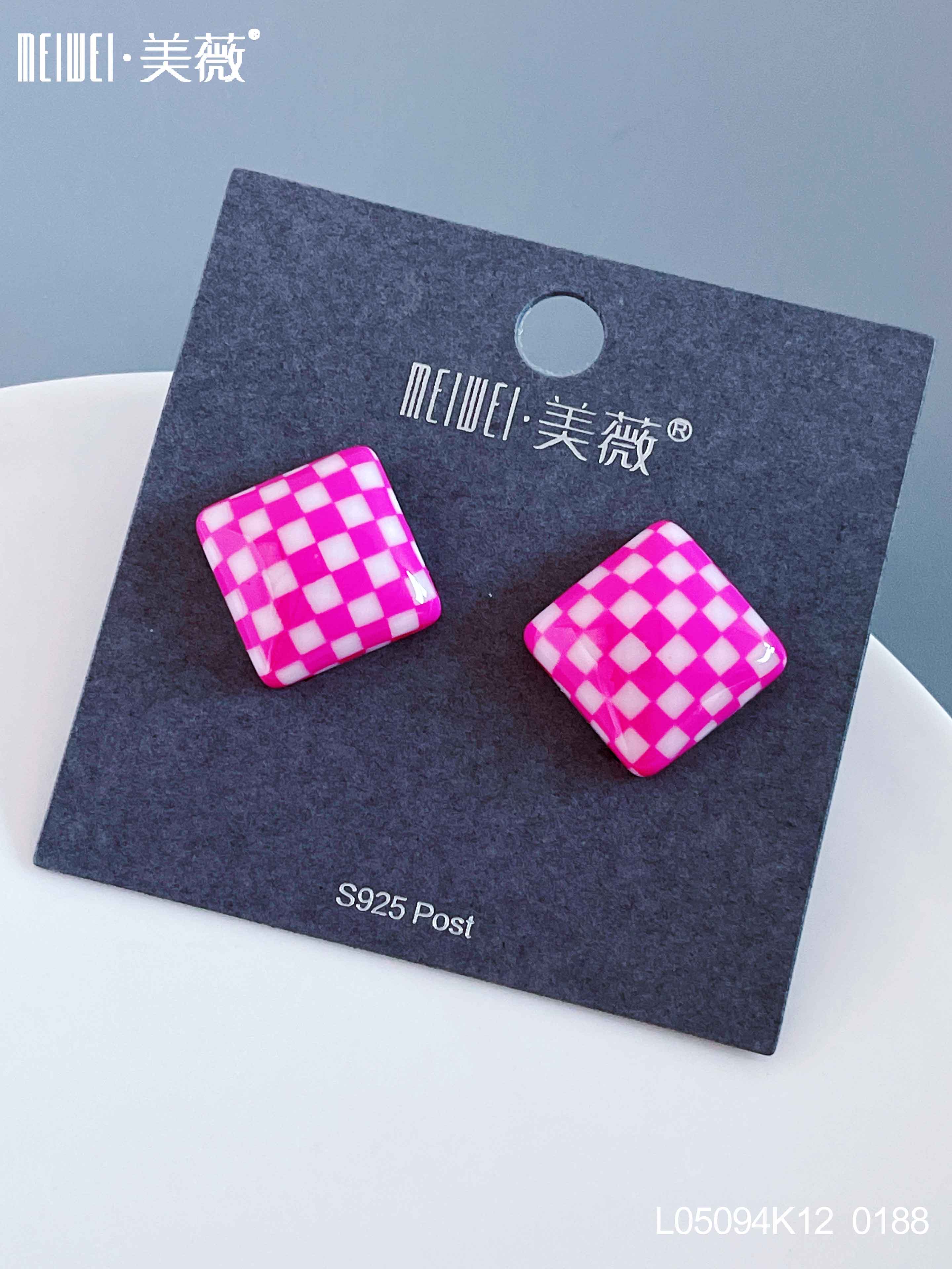 方形/棋盘格/耳钉白底实物图