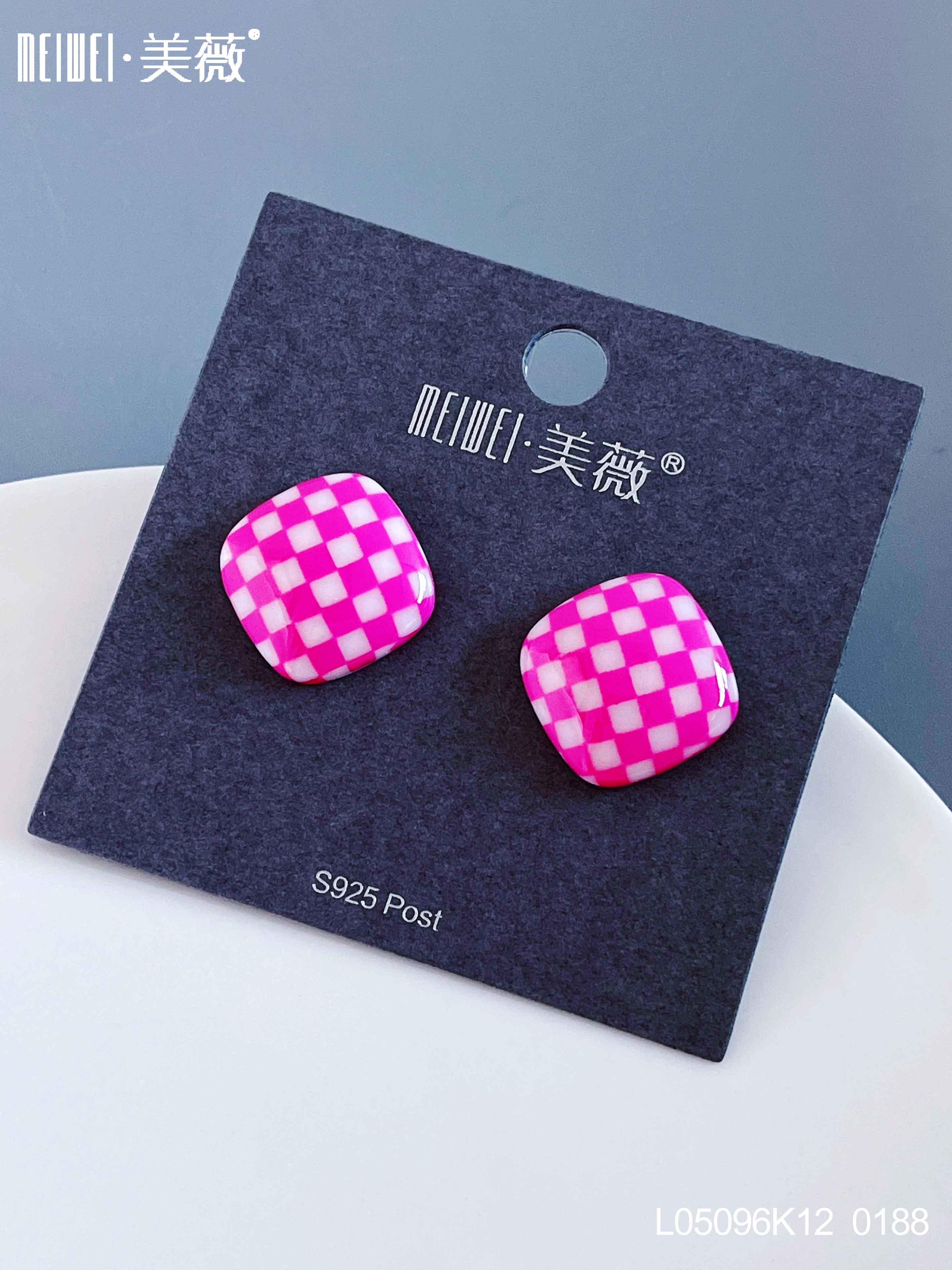 菱形/棋盘格/耳钉白底实物图