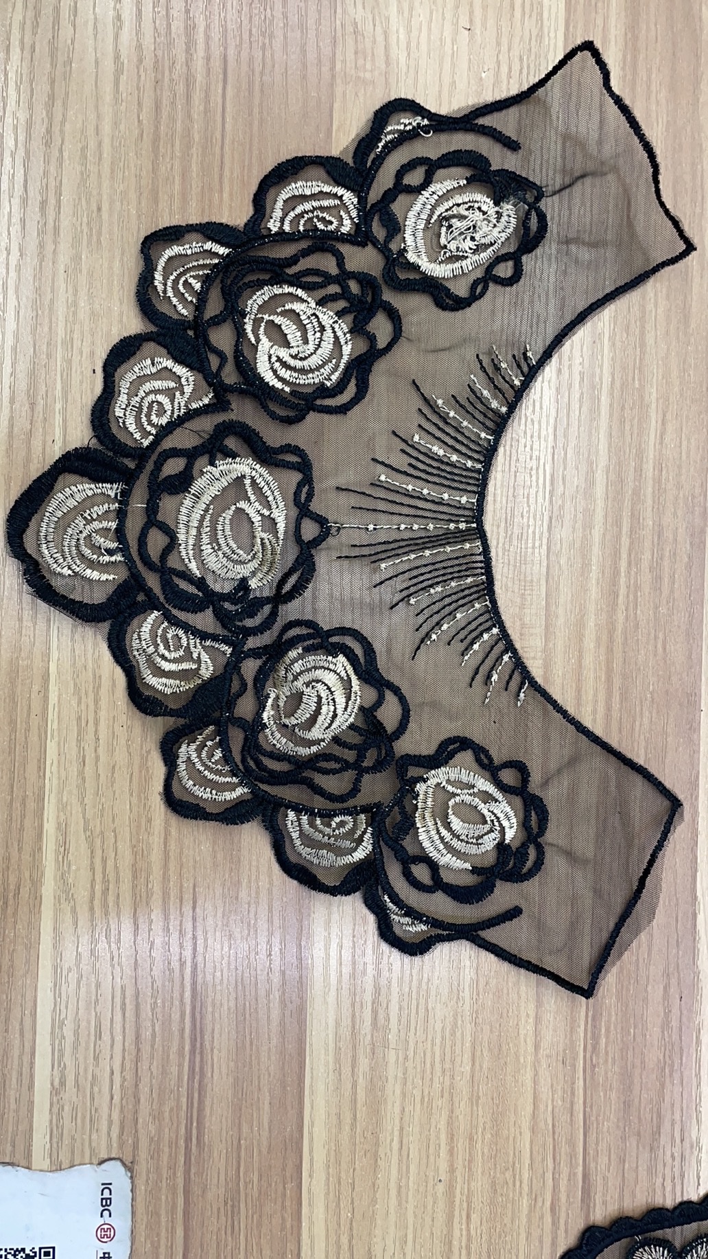 Two-color collar flower details Picture