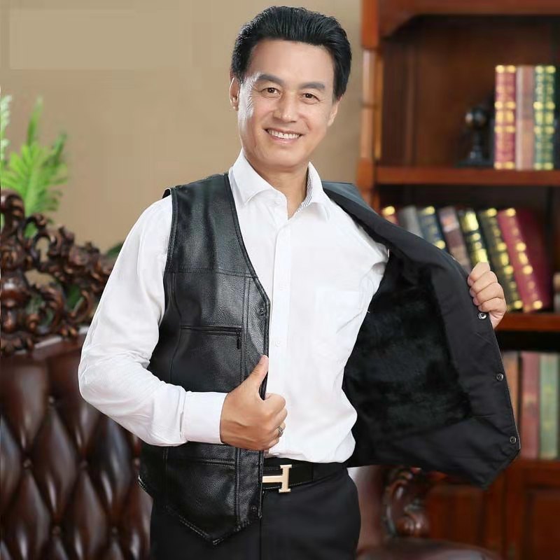A shopping mall for men's warm leather vests for the middle-aged and elderly, wholesale at the market