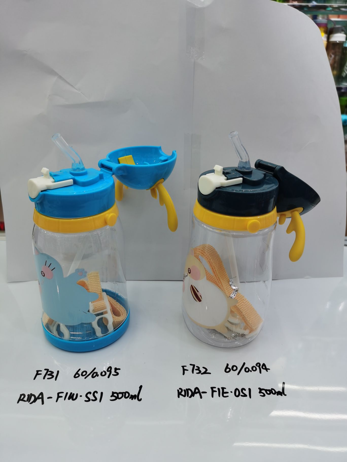 塑料儿童吸水杯，PC料，500ml，防摔不易破。
