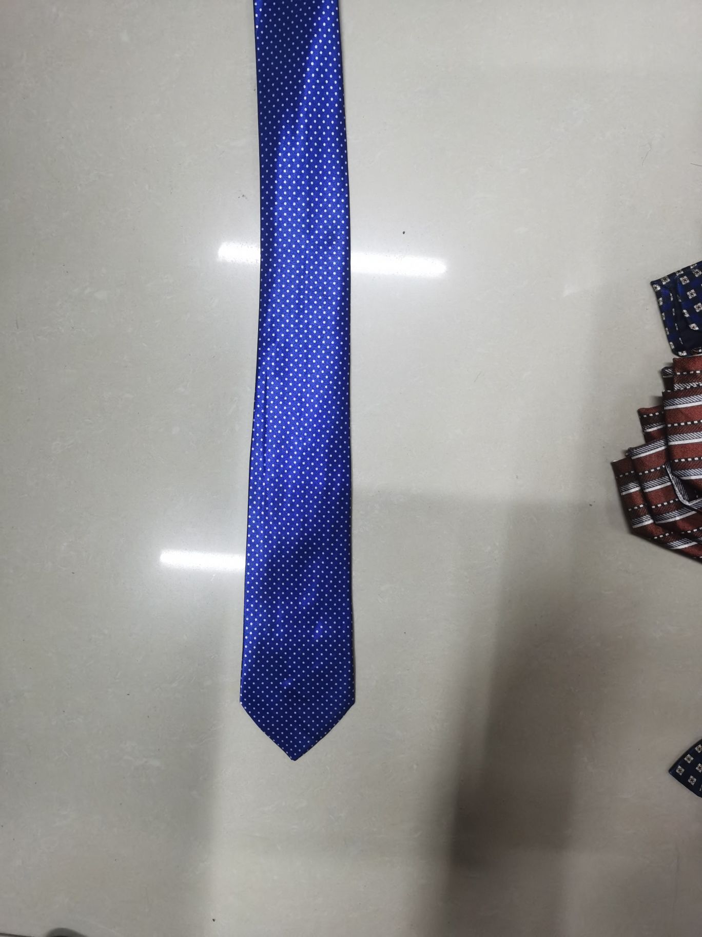 A red tie dyed with chemical fibers Specification image