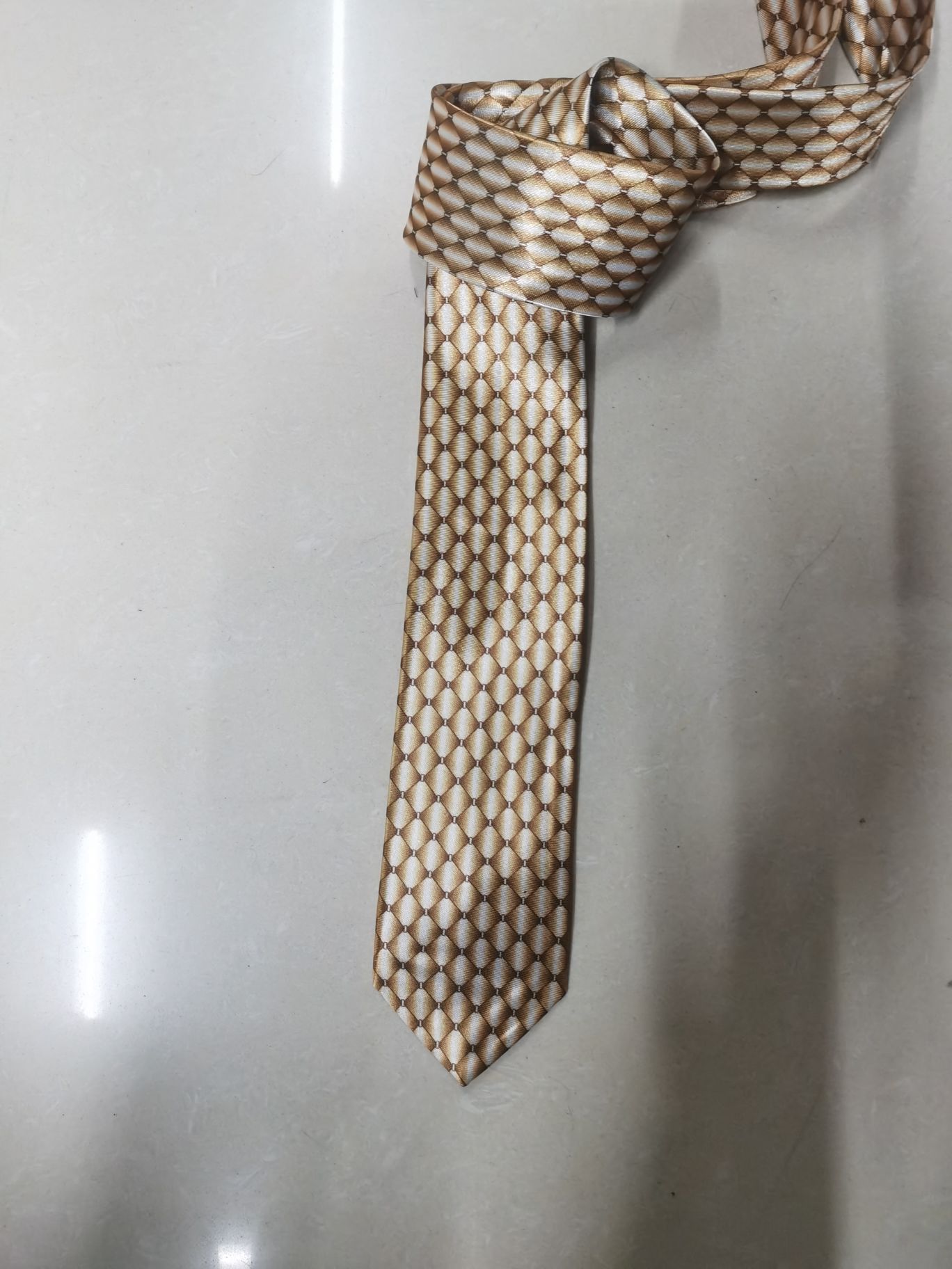 A coffee-colored tie with chemical fiber transfer printing details Picture