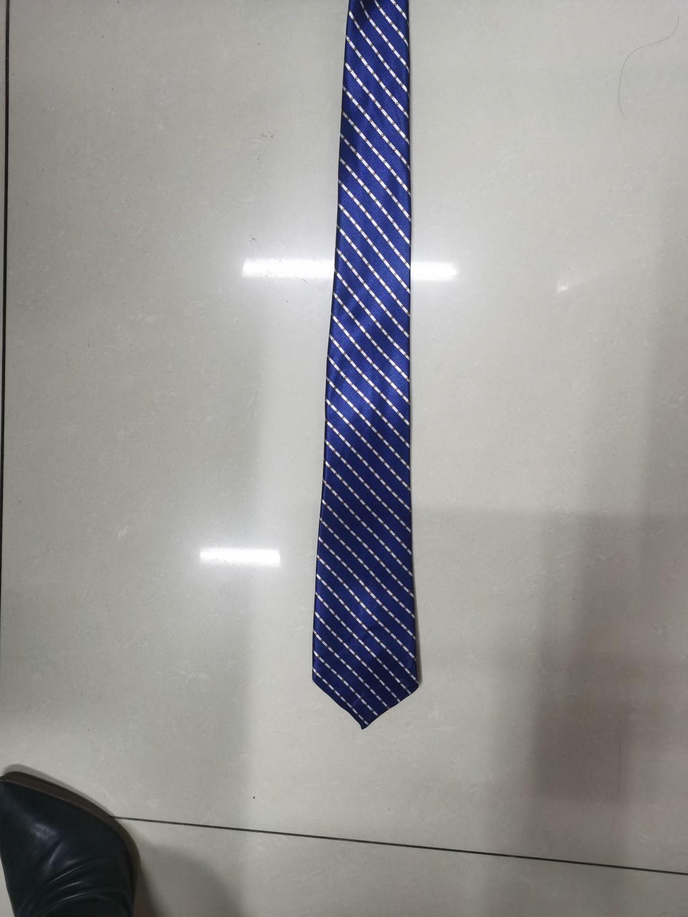 A 6-centimeter large-headed tie made of synthetic fiber in one color details Picture