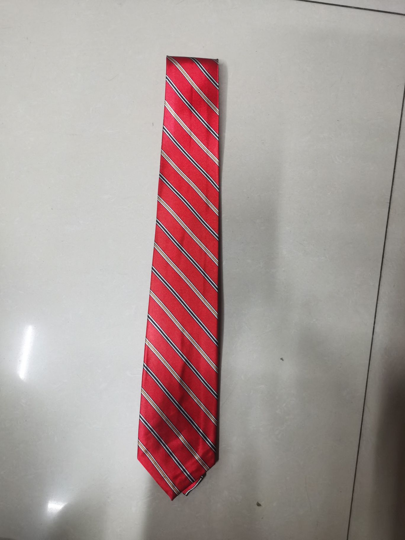 A 7-centimeter red striped tie with chemical fiber transfer printing