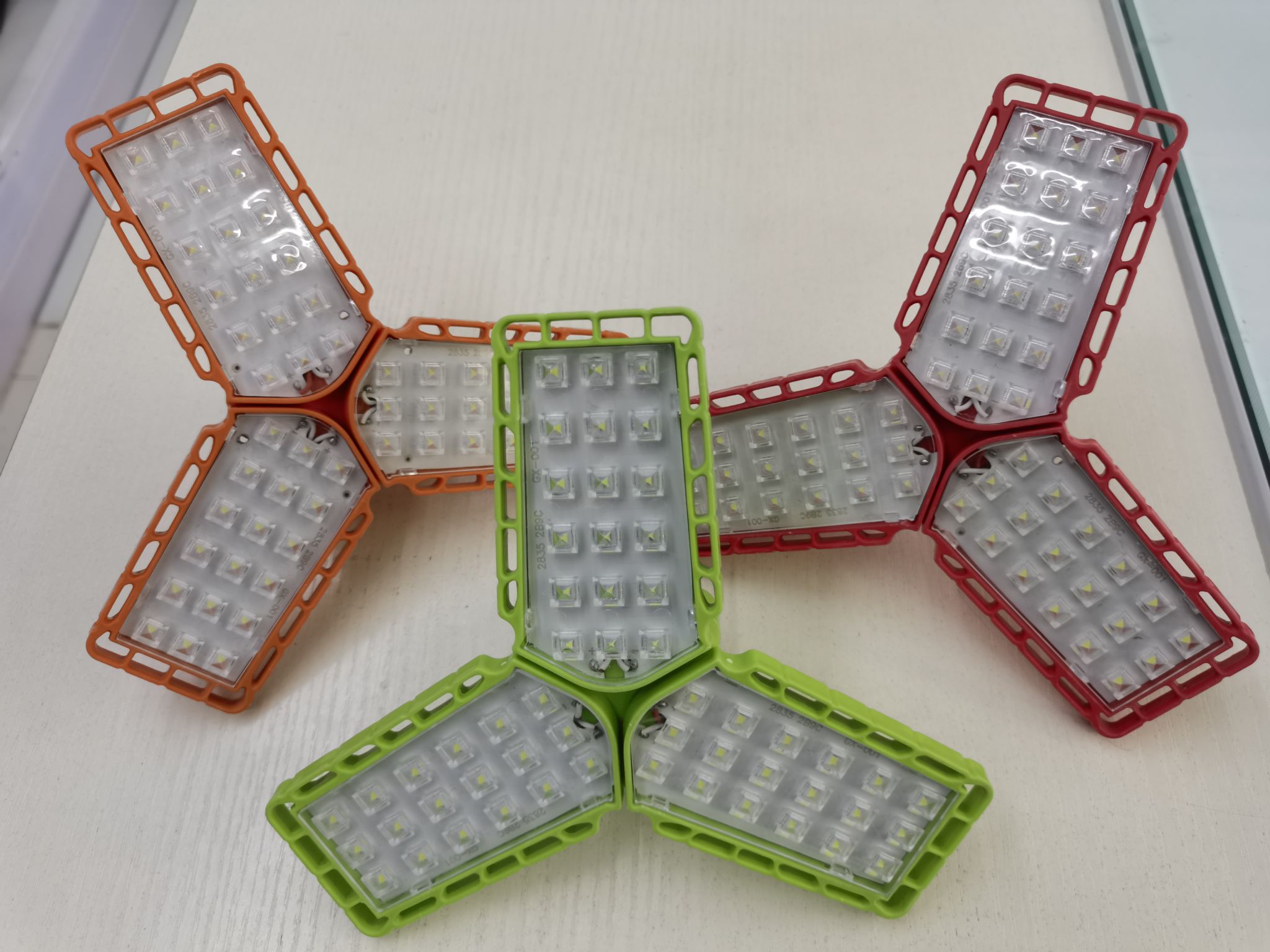 Three-leaf lighting lamp
