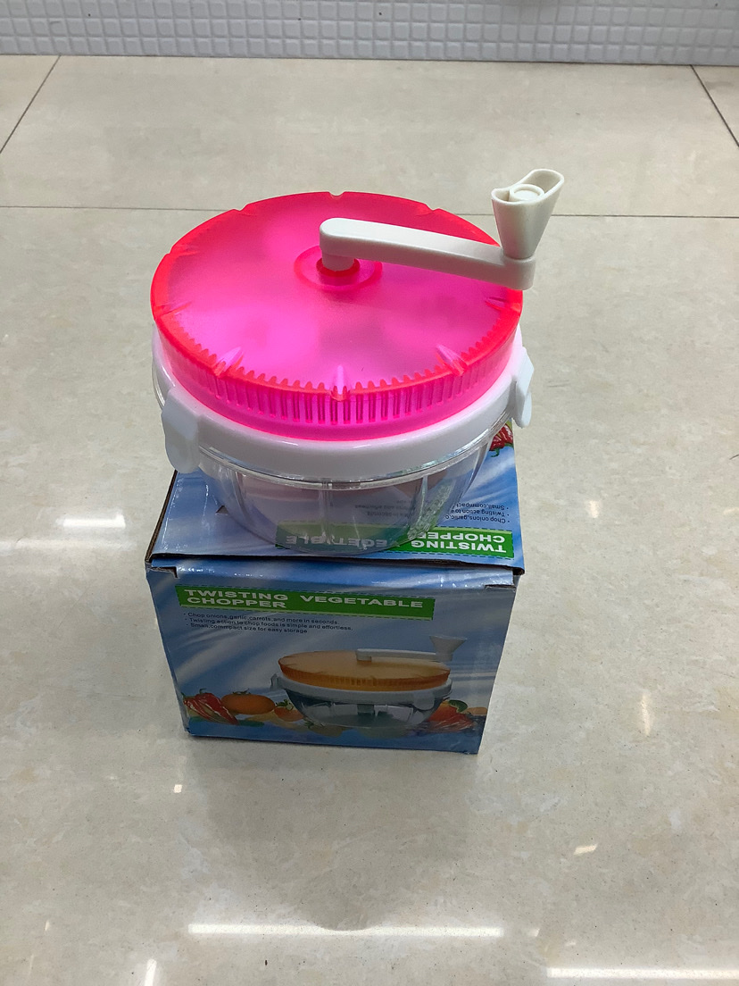 Hand-cranked vegetable cutter