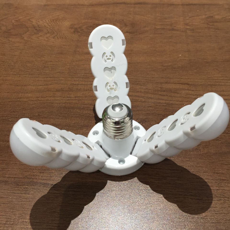 Creative folding sugar-coated haws on a stick mini three-leaf light, garage leaf light and white LED light for foreign trade sales Application Scenario