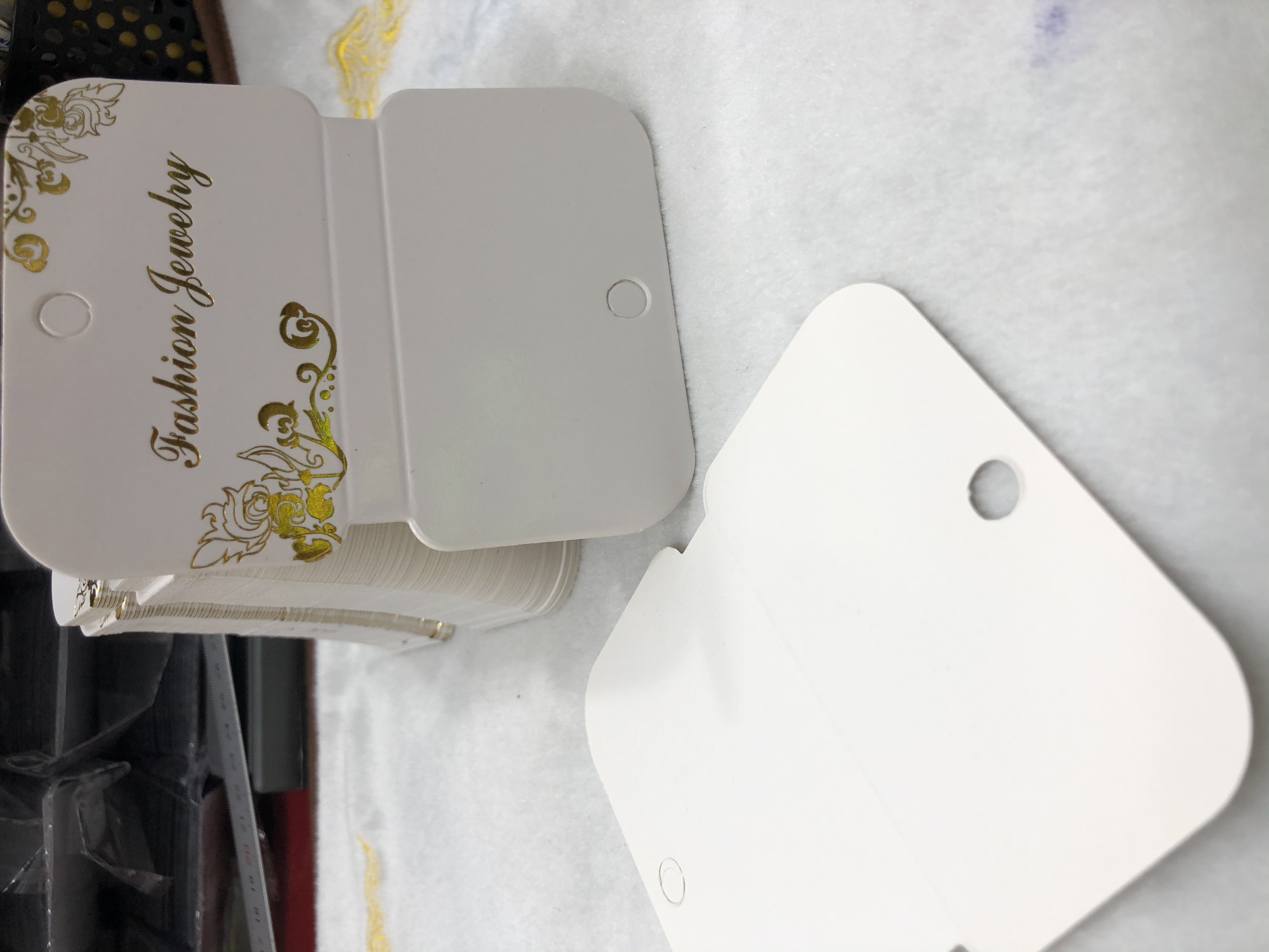 8.9*11.4白卡烫金字表面腹亮膜对折项链手链多用卡详情图3