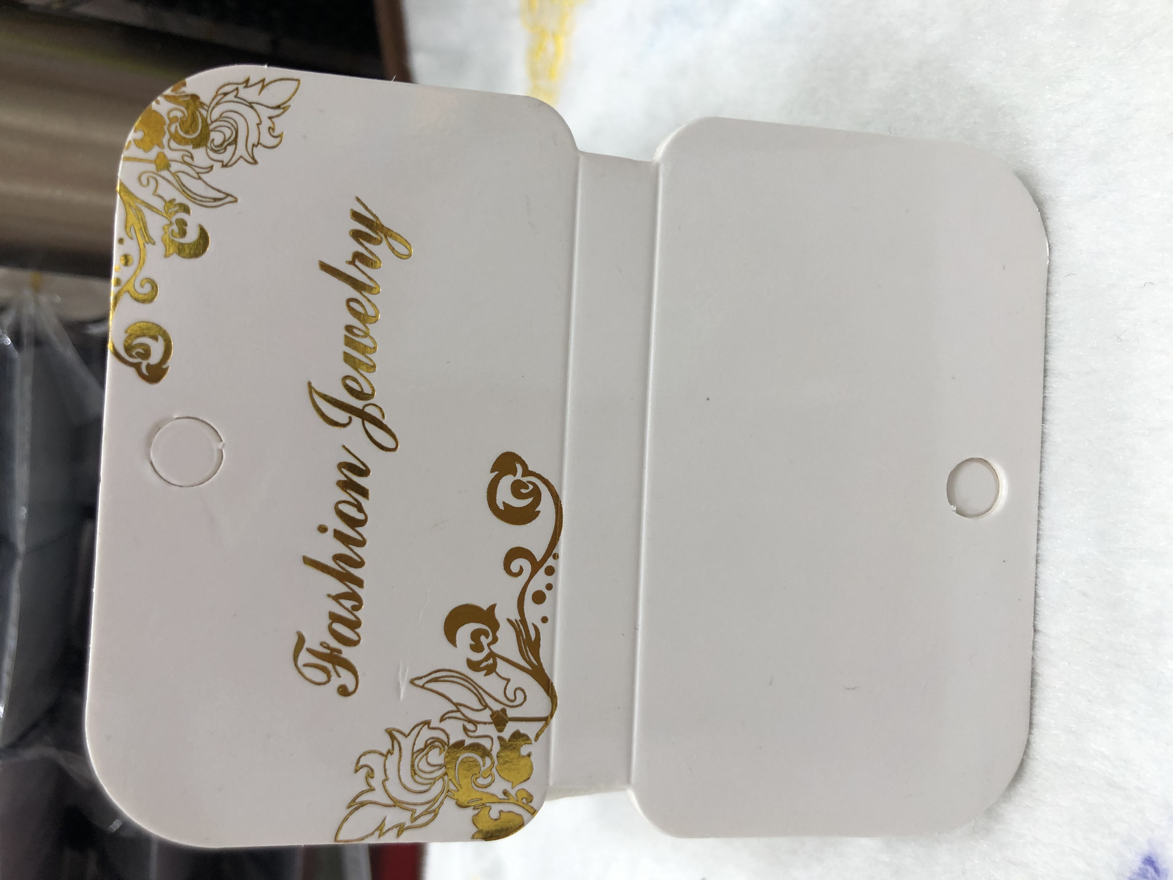 8.9*11.4白卡烫金字表面腹亮膜对折产品图